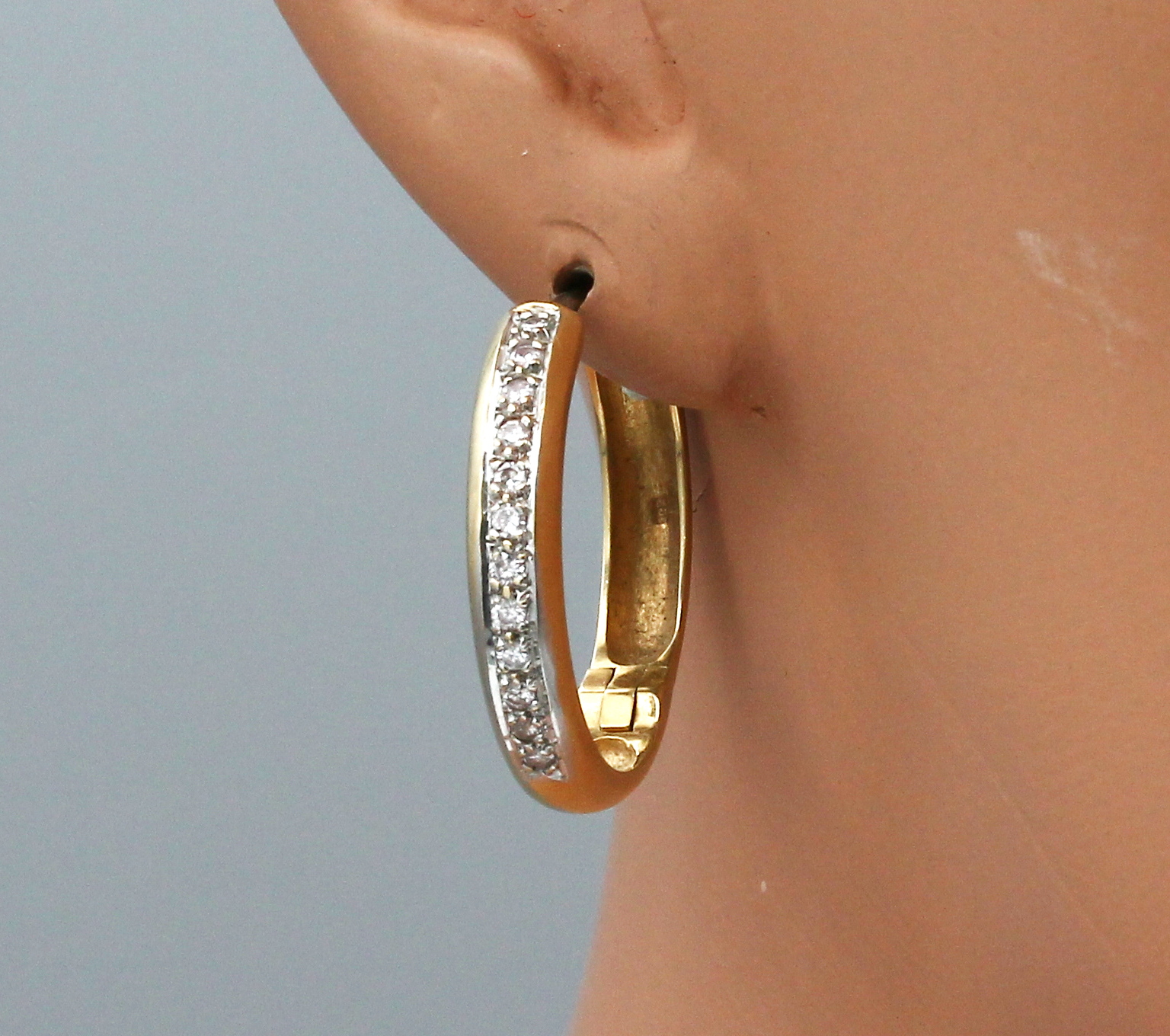 Detail b: Paar 14 kt Gold Brillant-Ohrcreolen, GG 585/000, Vorderseite mit Brillanten zus. ca. 0.40 ct Weiß/si, in rhod. Fassungen, Klappscharnier, D ca. 2 ...