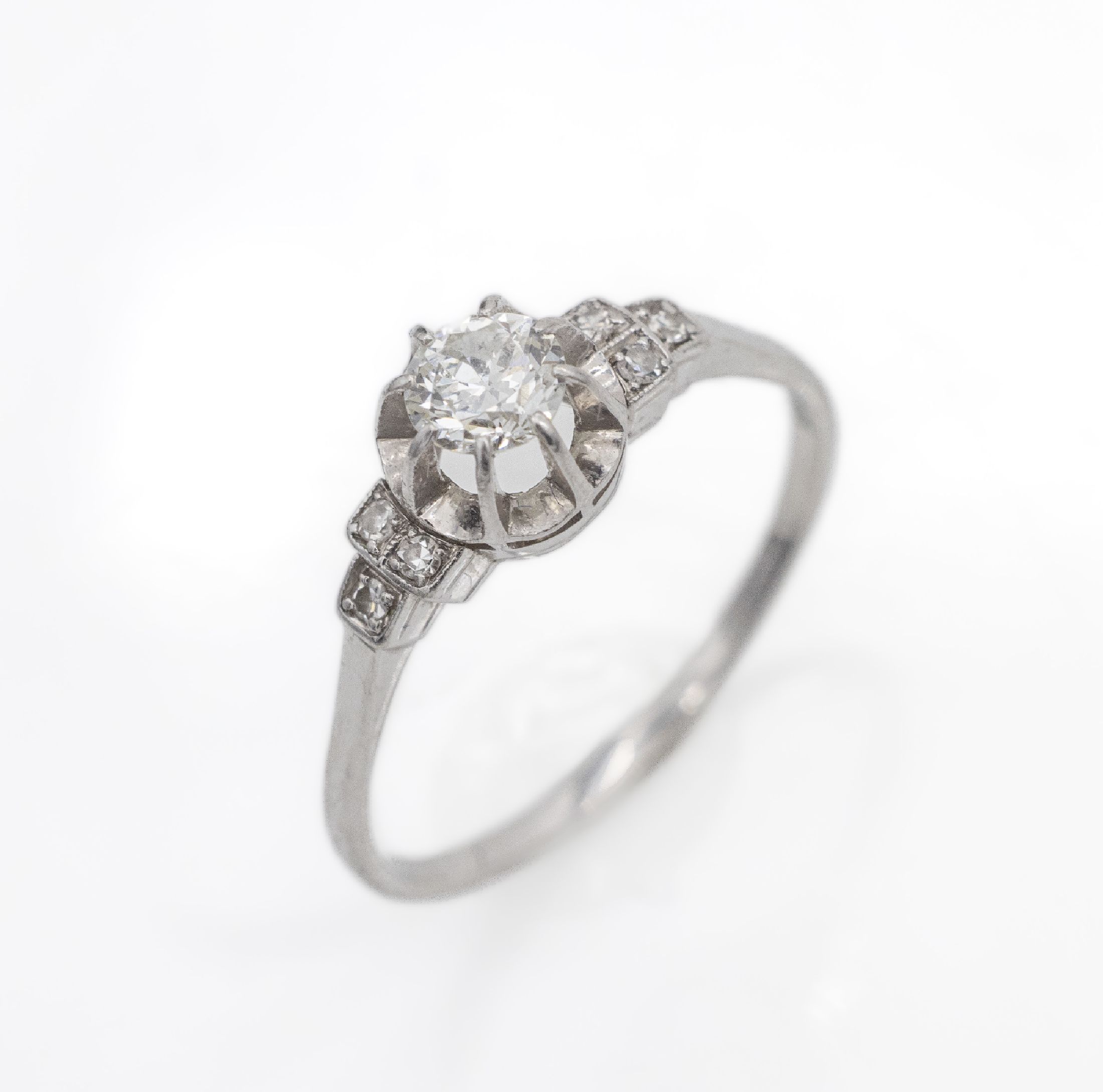 14 kt Gold Art-Deco-Diamant-Ring, WG 585/000, um 1920, Altschliff-Diamant ca. 0.45 ct feines Weiß/si, seitl. 6 8/8-Diamantenzus. ca. 0.05 ct ...