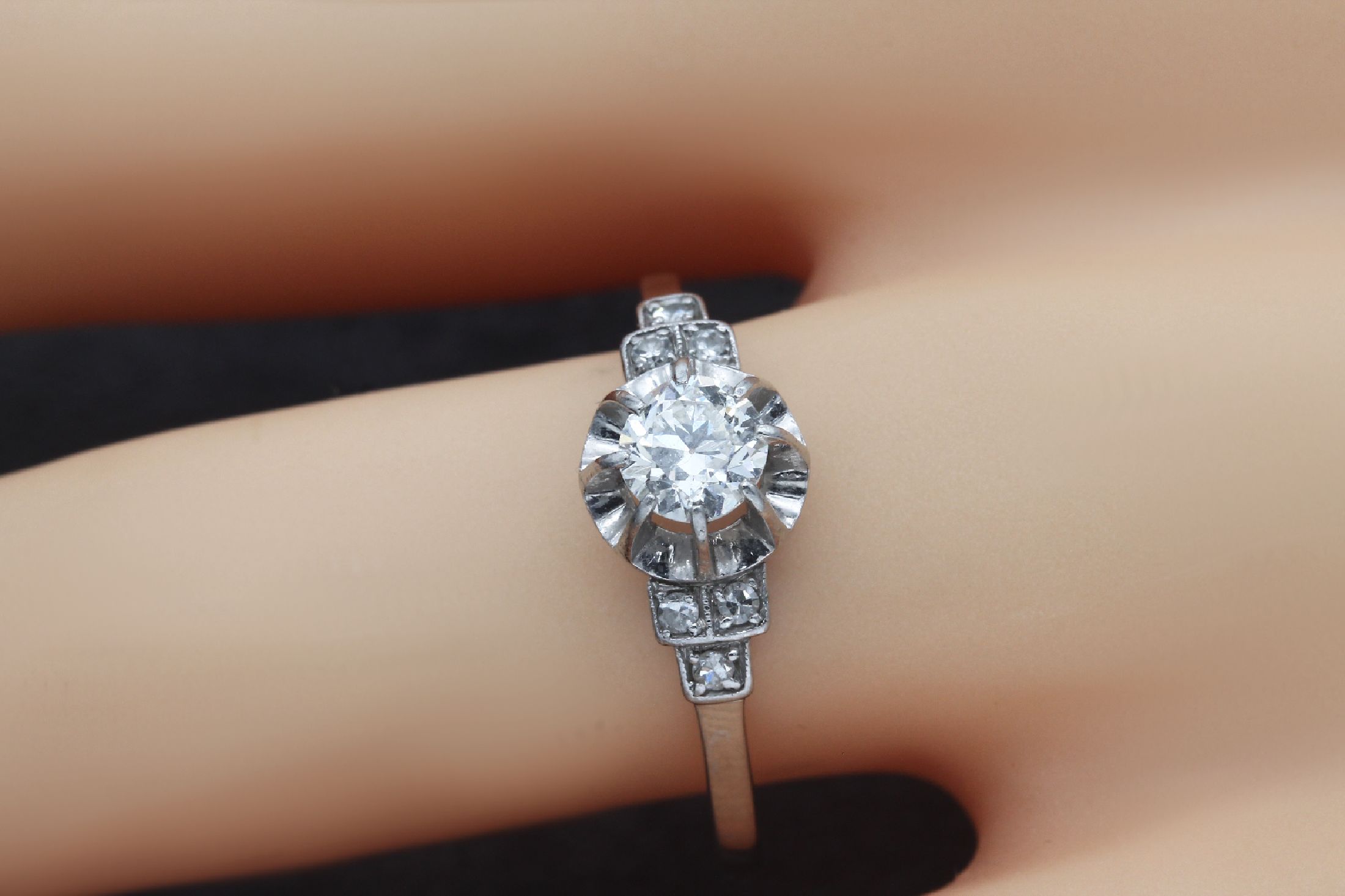 Detail a: 14 kt Gold Art-Deco-Diamant-Ring, WG 585/000, um 1920, Altschliff-Diamant ca. 0.45 ct feines Weiß/si, seitl. 6 8/8-Diamantenzus. ca. 0.05 ct ...