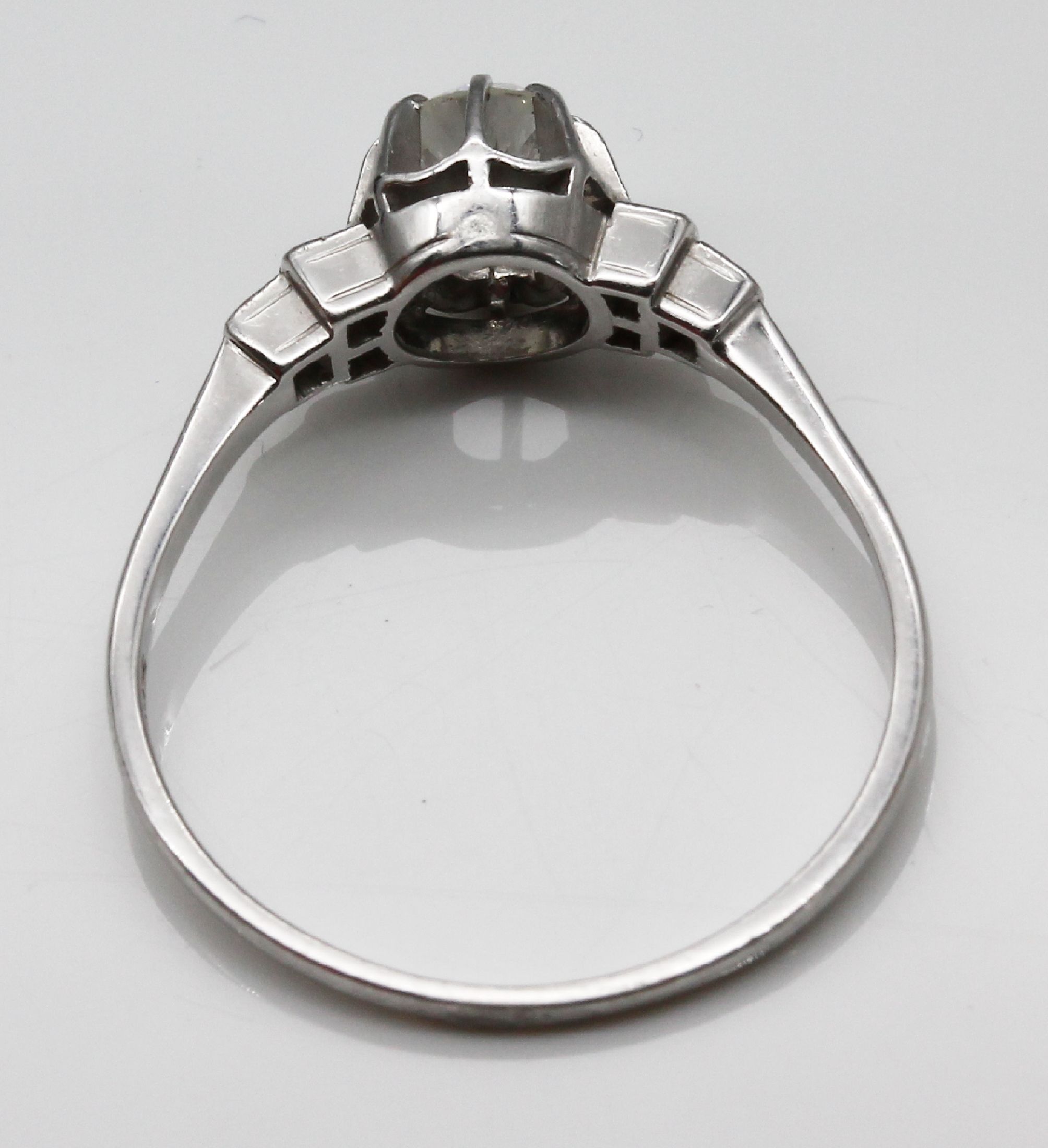 Detail b: 14 kt Gold Art-Deco-Diamant-Ring, WG 585/000, um 1920, Altschliff-Diamant ca. 0.45 ct feines Weiß/si, seitl. 6 8/8-Diamantenzus. ca. 0.05 ct ...