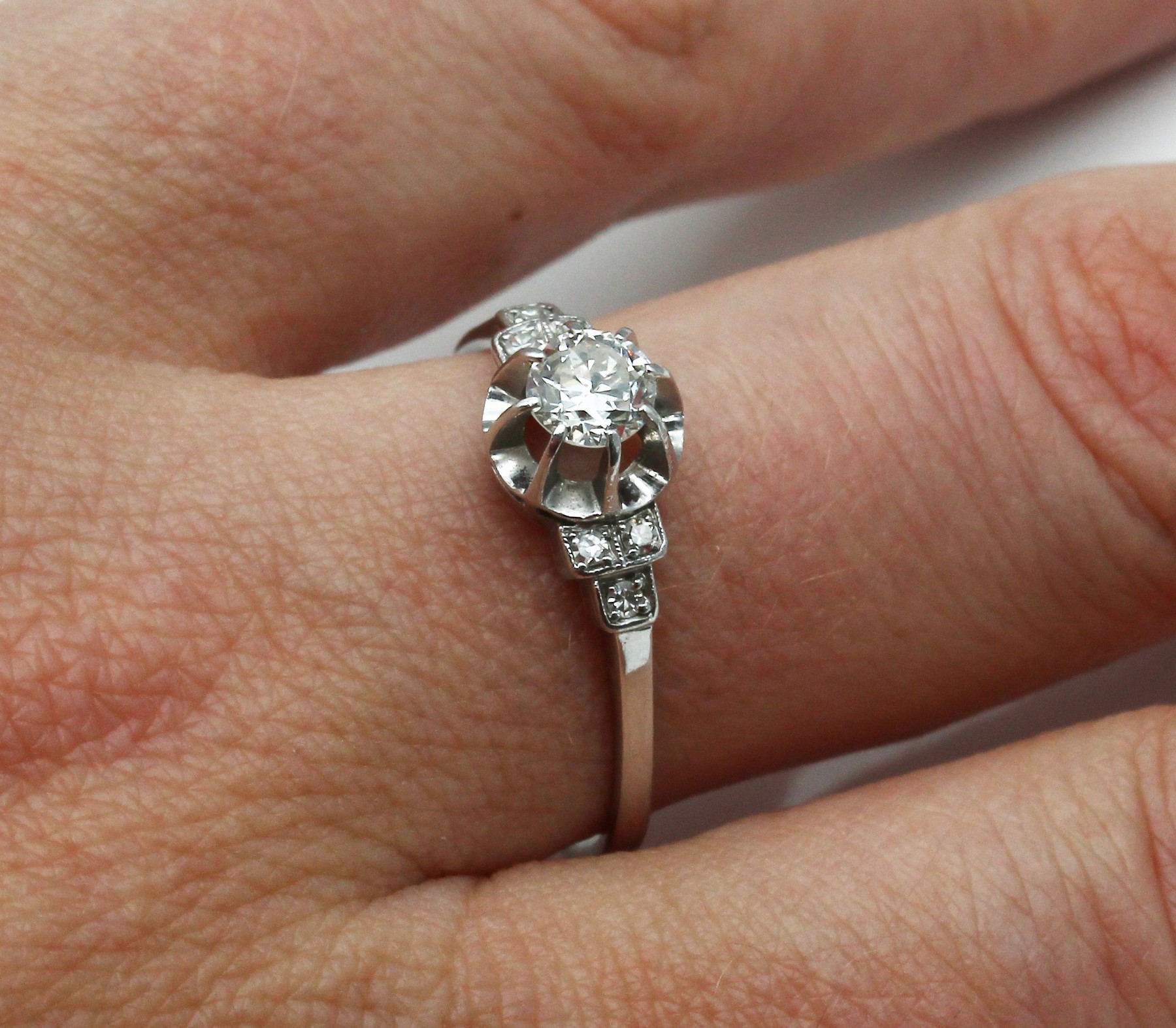 Detail c: 14 kt Gold Art-Deco-Diamant-Ring, WG 585/000, um 1920, Altschliff-Diamant ca. 0.45 ct feines Weiß/si, seitl. 6 8/8-Diamantenzus. ca. 0.05 ct ...