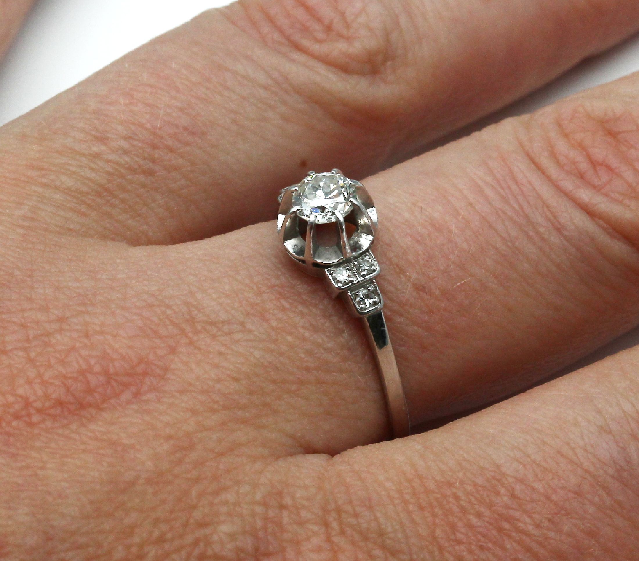 Detail d: 14 kt Gold Art-Deco-Diamant-Ring, WG 585/000, um 1920, Altschliff-Diamant ca. 0.45 ct feines Weiß/si, seitl. 6 8/8-Diamantenzus. ca. 0.05 ct ...