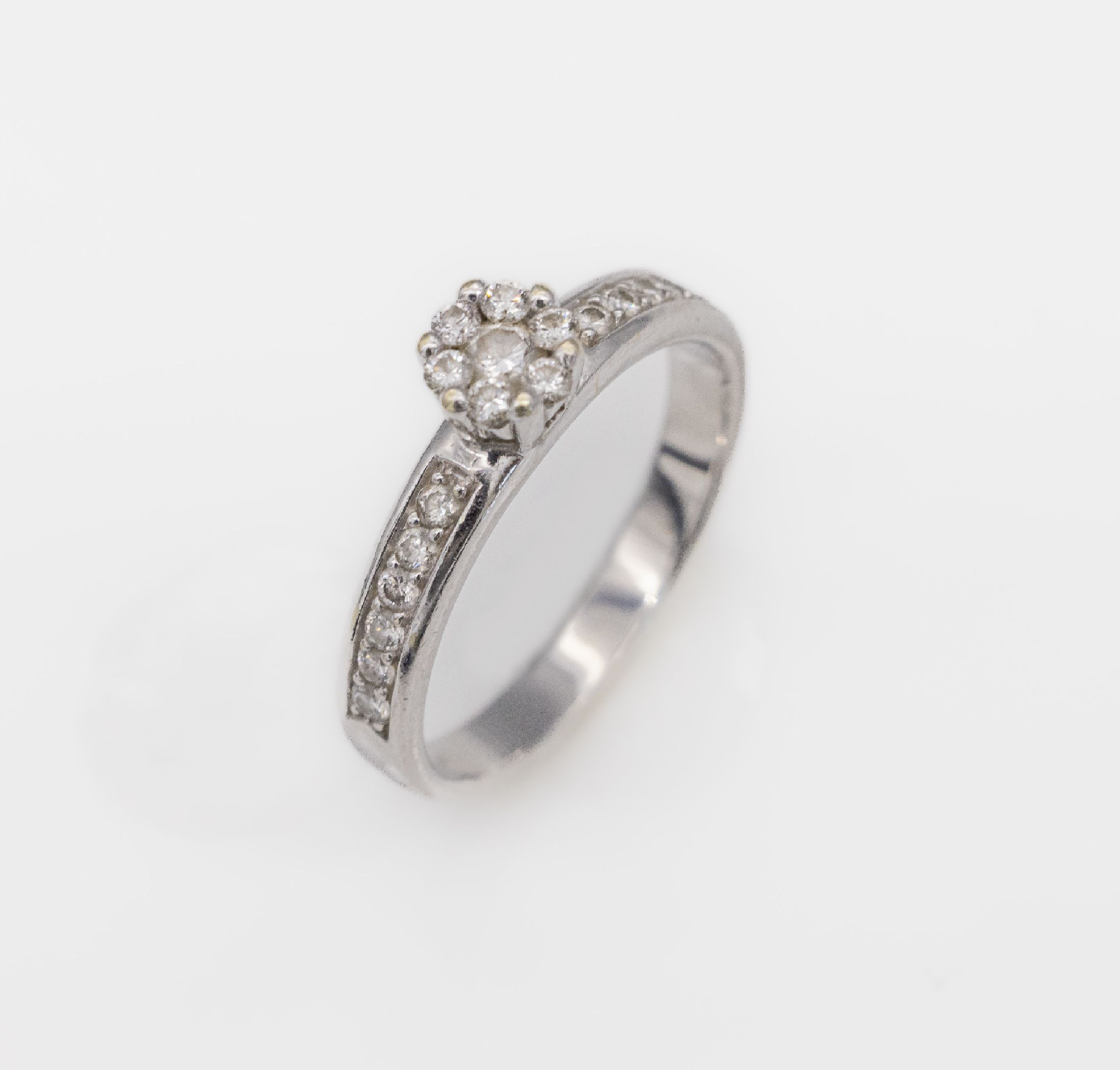 14 kt Gold Brillant-Ring, WG 585/000, 19 Brillanten zus. ca. 0.35 ct feines Weiß-Weiß/lp-vs, RW 50, total ca. 2.7 g