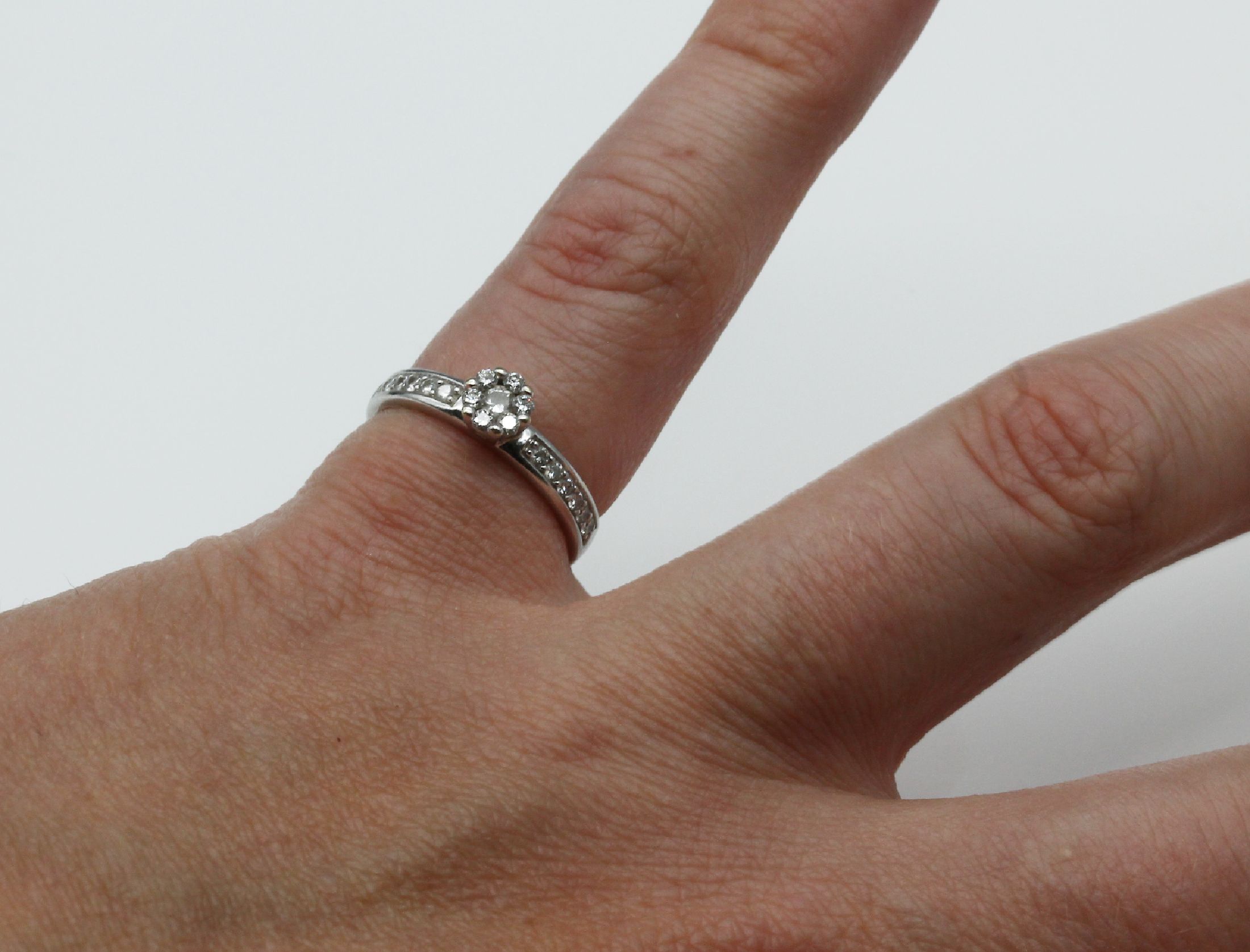 Detail a: 14 kt Gold Brillant-Ring, WG 585/000, 19 Brillanten zus. ca. 0.35 ct feines Weiß-Weiß/lp-vs, RW 50, total ca. 2.7 g