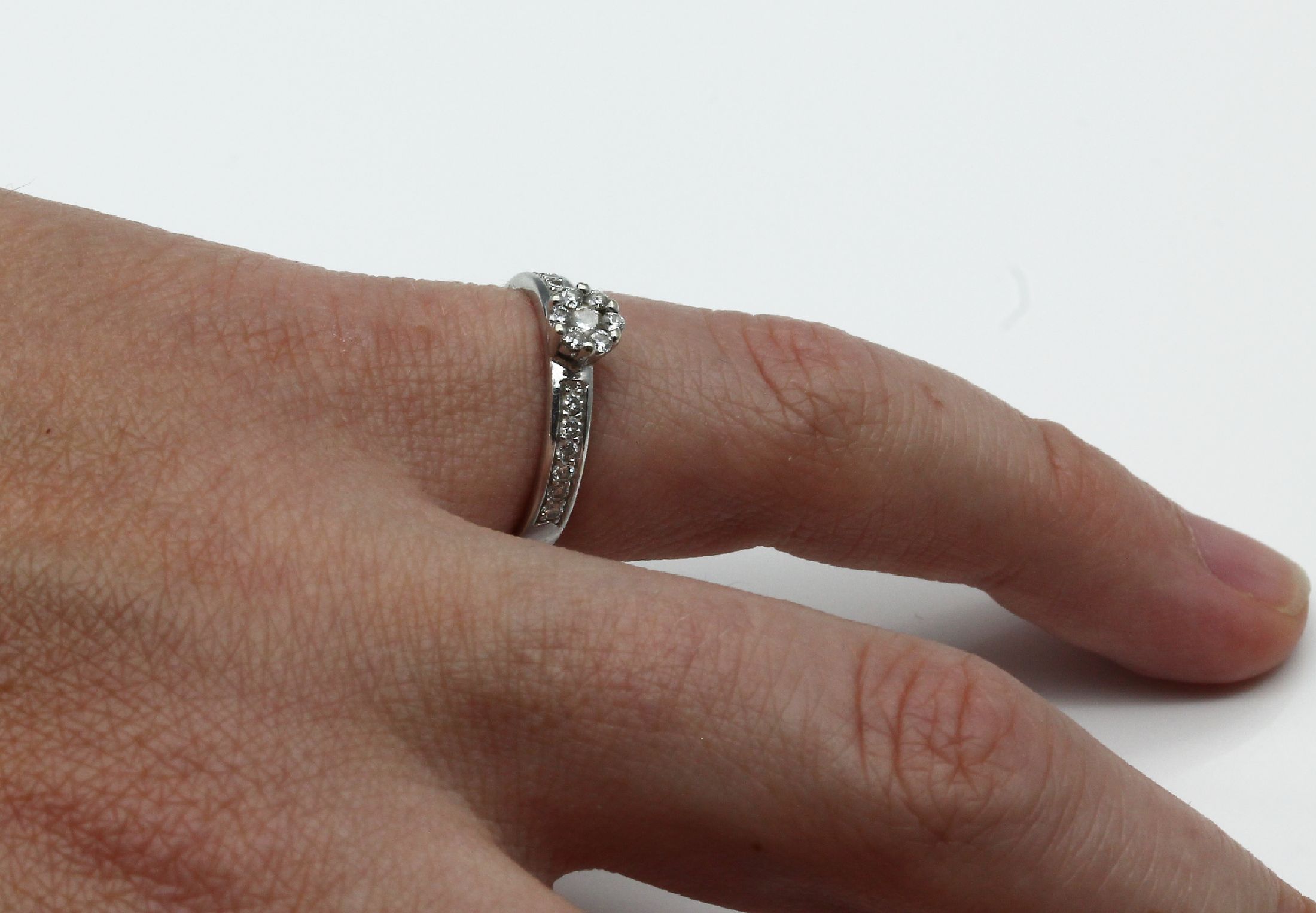 Detail b: 14 kt Gold Brillant-Ring, WG 585/000, 19 Brillanten zus. ca. 0.35 ct feines Weiß-Weiß/lp-vs, RW 50, total ca. 2.7 g