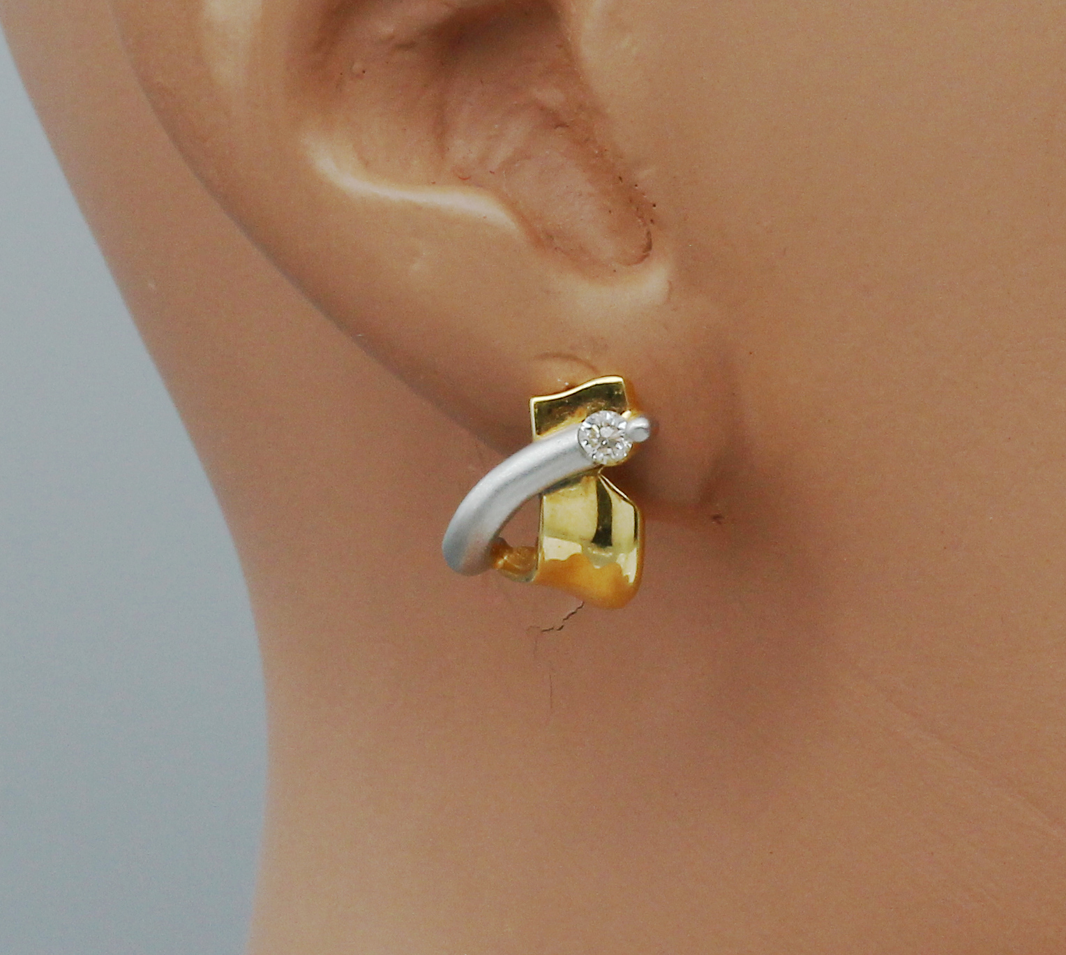 Detail a: Paar 14 kt Gold Brillant-Ohrstecker, GG/WG 585/000, WG satiniert, 2 Brillanten zus. ca. 0.16 ct Weiß/si, total ca. 5.3 g