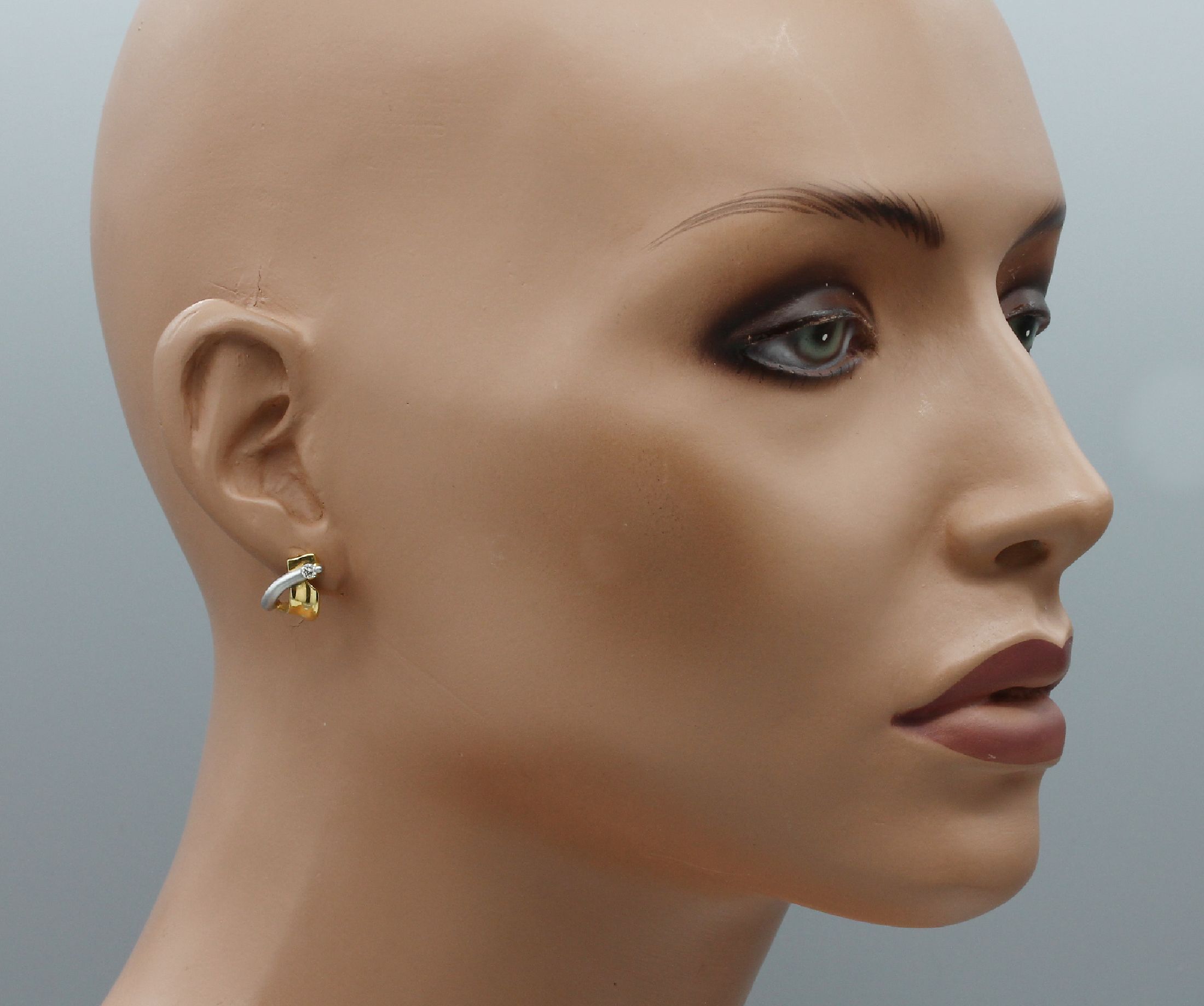 Detail b: Paar 14 kt Gold Brillant-Ohrstecker, GG/WG 585/000, WG satiniert, 2 Brillanten zus. ca. 0.16 ct Weiß/si, total ca. 5.3 g