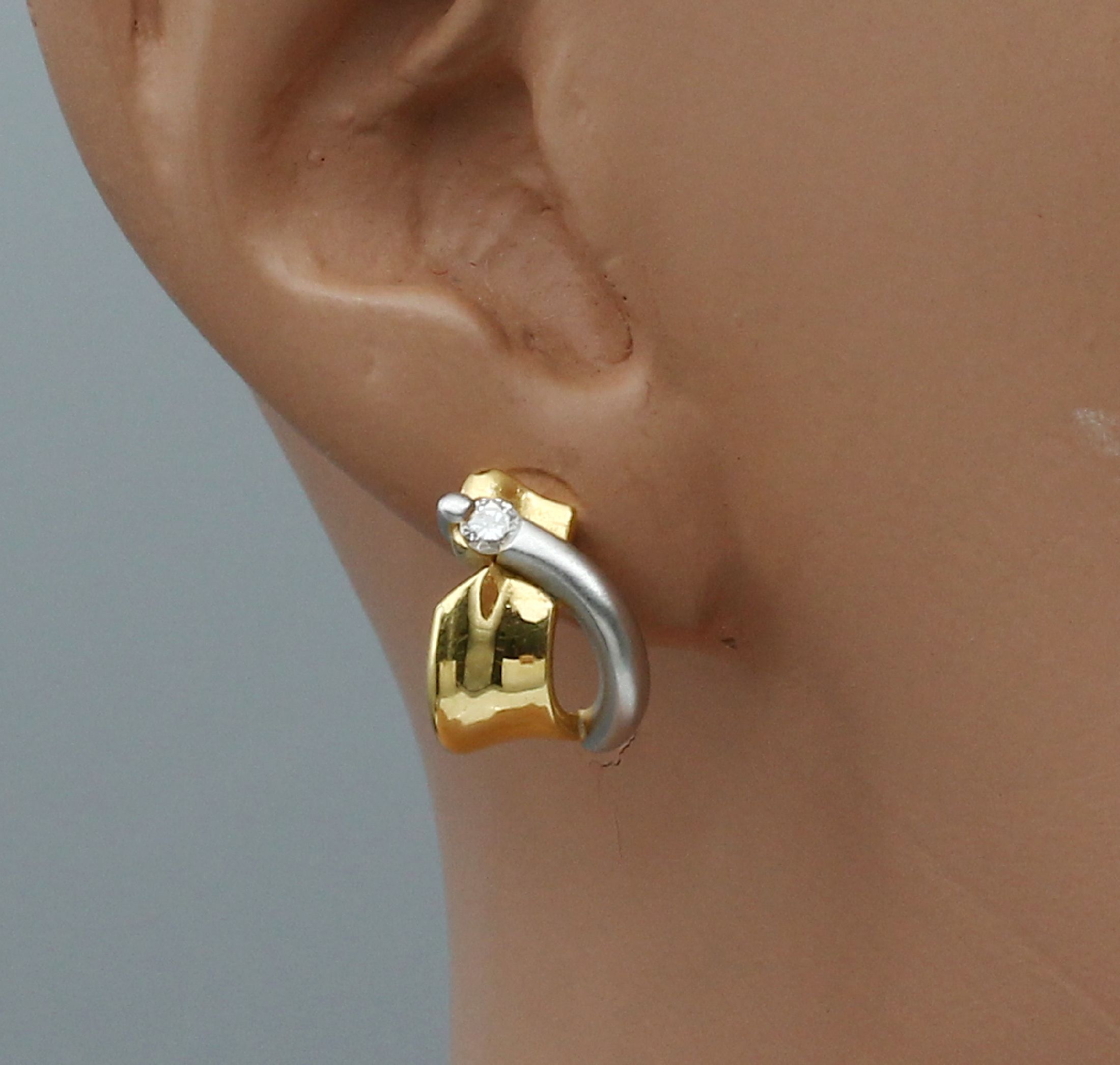 Detail c: Paar 14 kt Gold Brillant-Ohrstecker, GG/WG 585/000, WG satiniert, 2 Brillanten zus. ca. 0.16 ct Weiß/si, total ca. 5.3 g