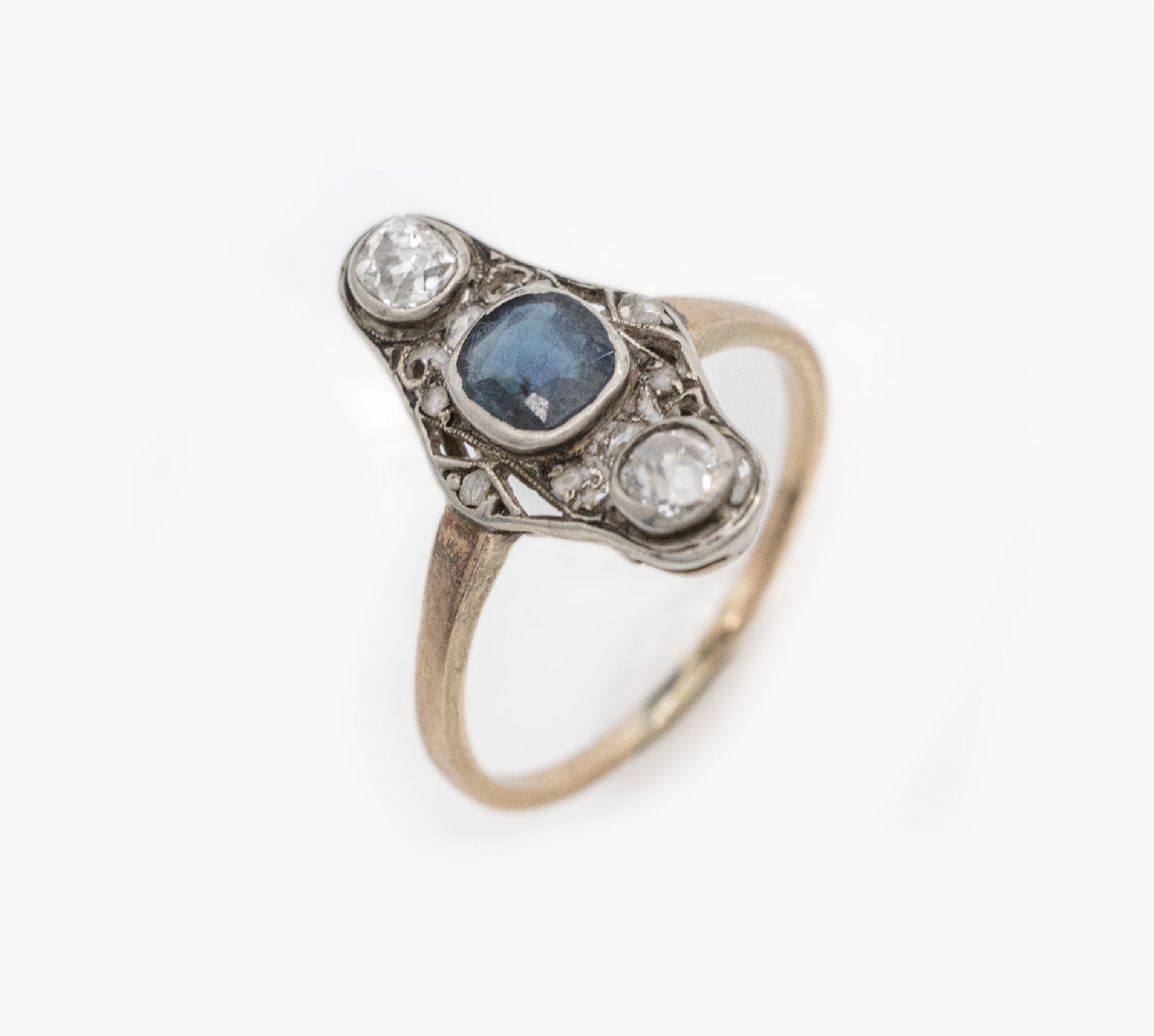 Jugendstilring, um 1890, RG 585/000 und Silber, facett. Saphir ca. 0.50 ct, 2 Altschliff-Diamanten zus. ca. 0.40 ct Weiß/si, Diamant-Rosen zus. ca. ...
