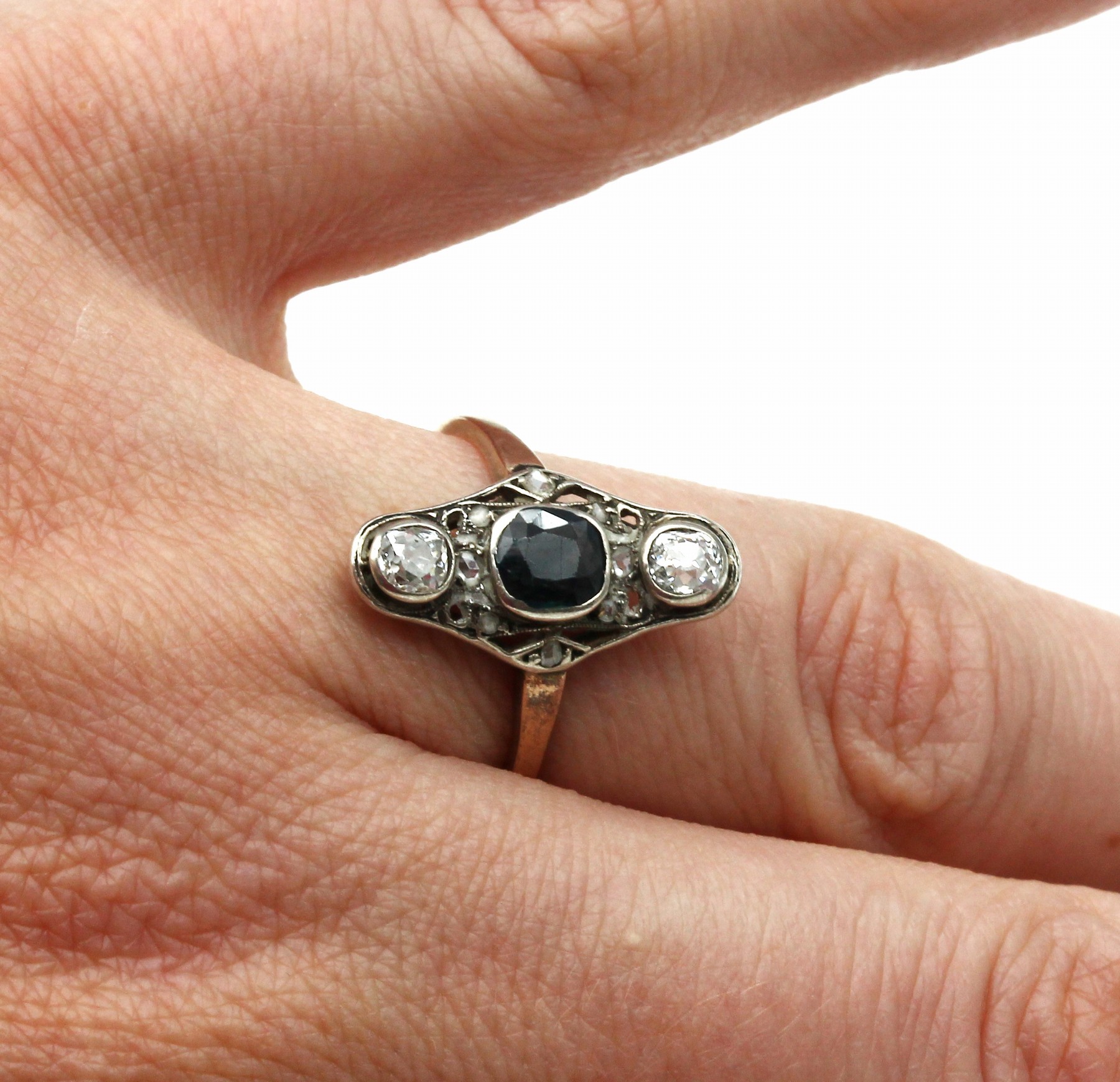 Detail a: Jugendstilring, um 1890, RG 585/000 und Silber, facett. Saphir ca. 0.50 ct, 2 Altschliff-Diamanten zus. ca. 0.40 ct Weiß/si, Diamant-Rosen zus. ca. ...