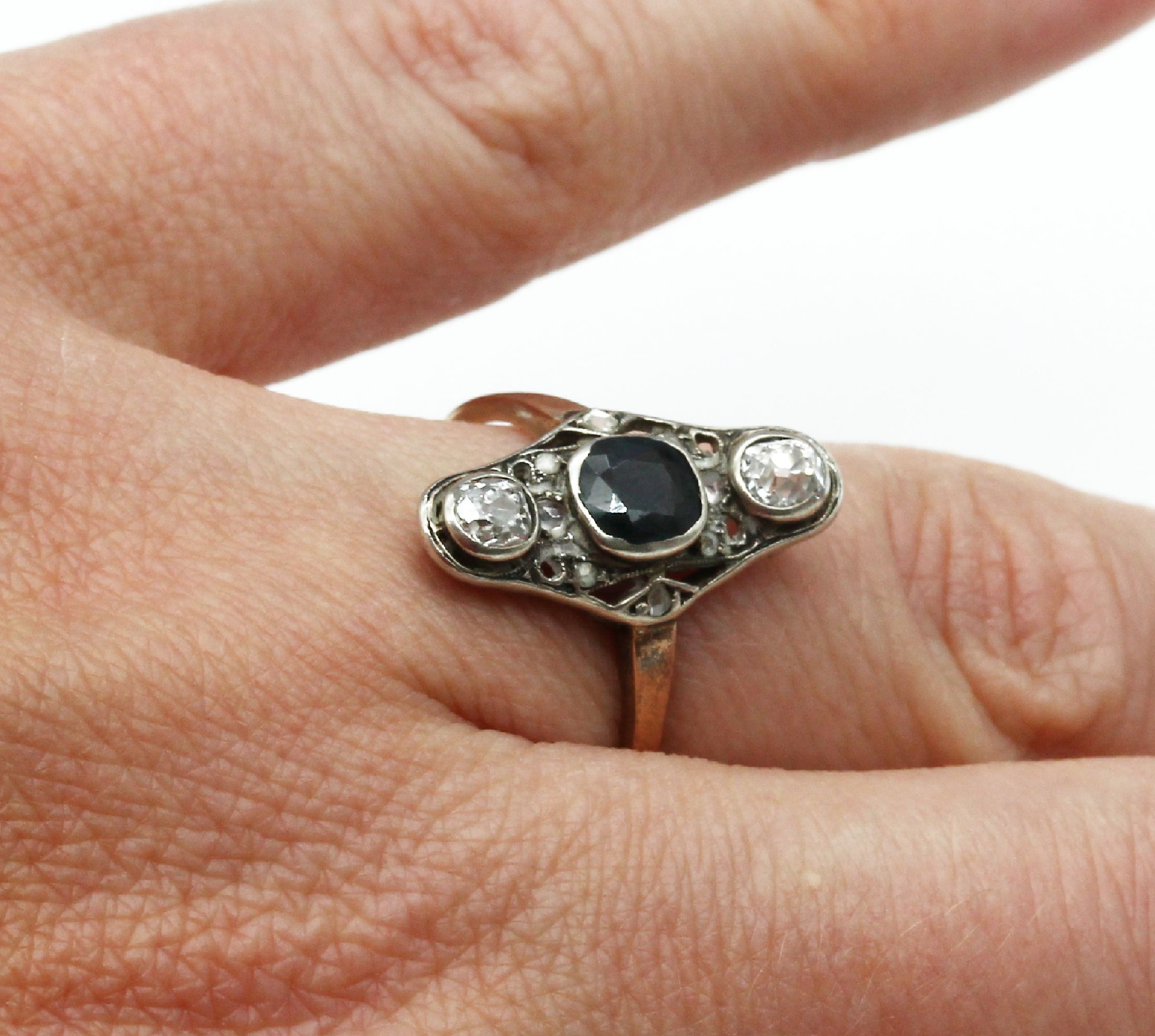 Detail b: Jugendstilring, um 1890, RG 585/000 und Silber, facett. Saphir ca. 0.50 ct, 2 Altschliff-Diamanten zus. ca. 0.40 ct Weiß/si, Diamant-Rosen zus. ca. ...