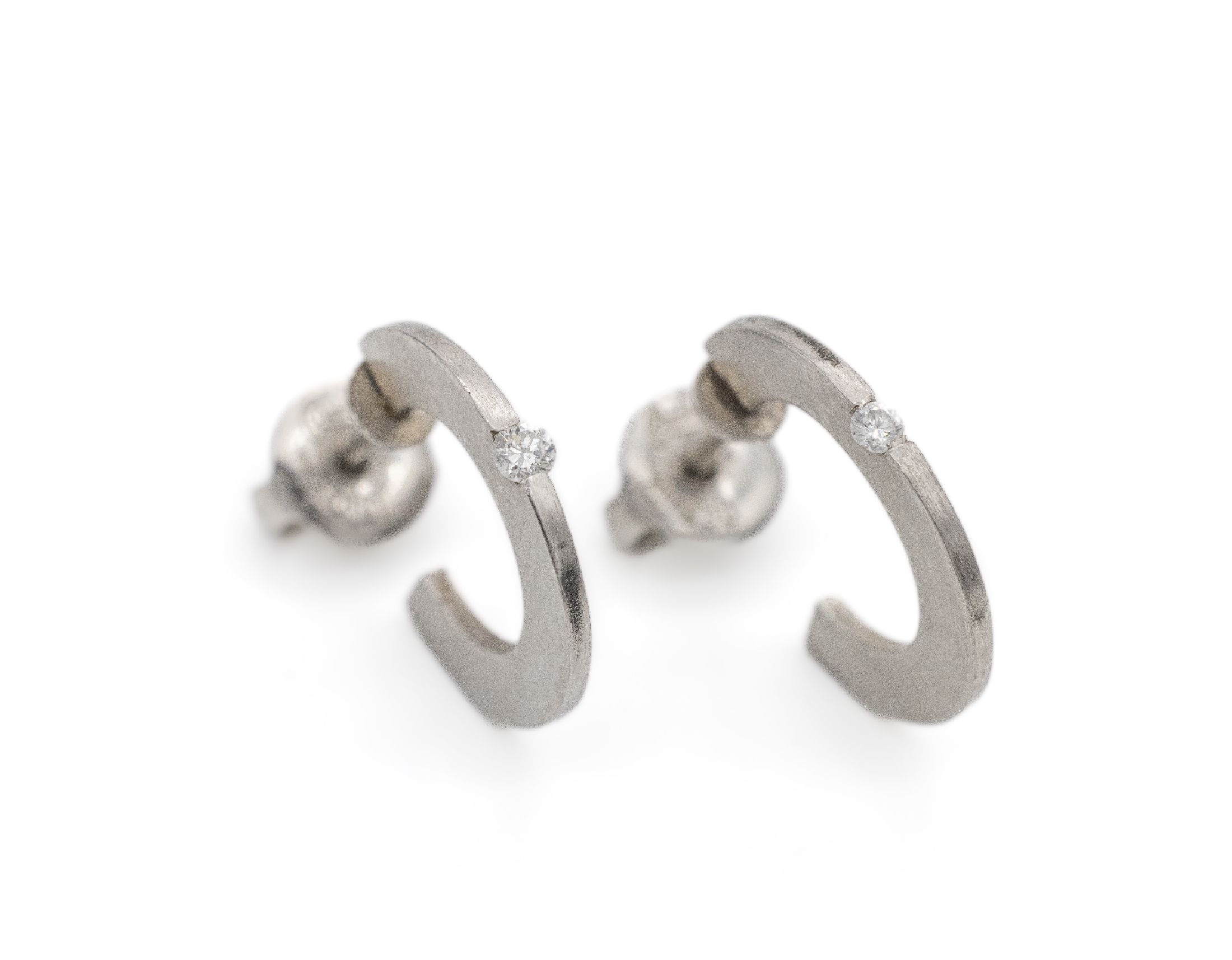 Paar Platin Brillant-Ohrstecker, 2 Brillanten zus. ca. 0.08 ct feines Weiß/ lp-vs, total ca. 4.4 g