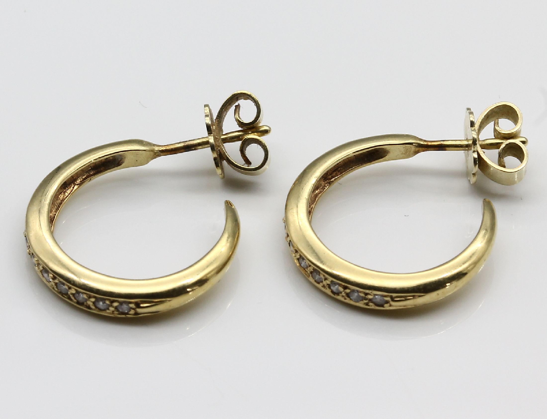 Detail b: Paar 14 kt Gold Brillant-Ohrcreolen, GG 585/000, 22 Brillanten zus. ca. 0.30 ct Weiß/vs, total ca. 4.2 g