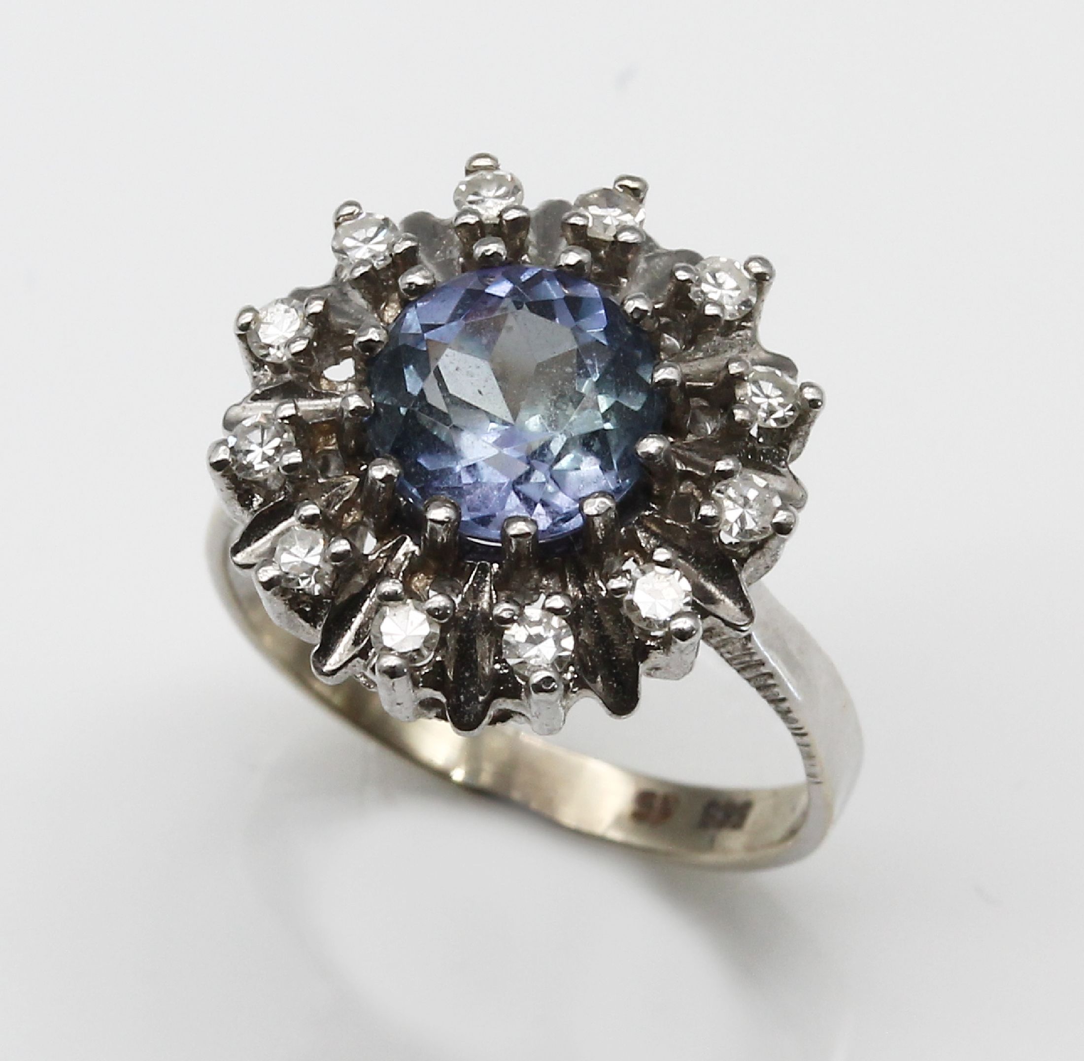 14 kt Gold Tansanit-Diamant-Ring, WG 585/000, rundfacett. Tansanit ca. 1.0 ct, 12 8/8-Diamanten zus. ca. 0.15 ct Weiß/vs-si, RW 53, total ca. 4.3 g