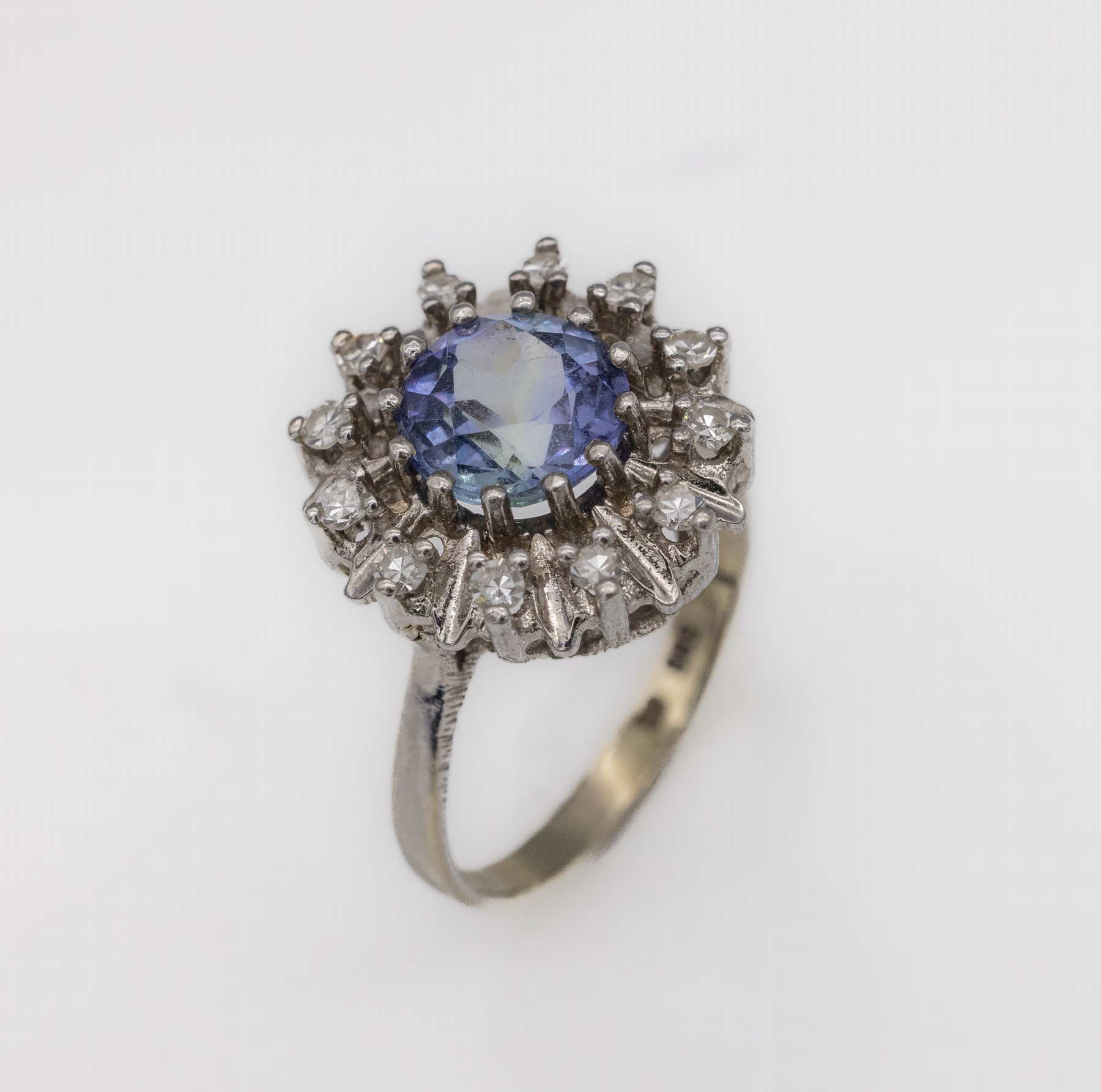 Detail a: 14 kt Gold Tansanit-Diamant-Ring, WG 585/000, rundfacett. Tansanit ca. 1.0 ct, 12 8/8-Diamanten zus. ca. 0.15 ct Weiß/vs-si, RW 53, total ca. 4.3 g