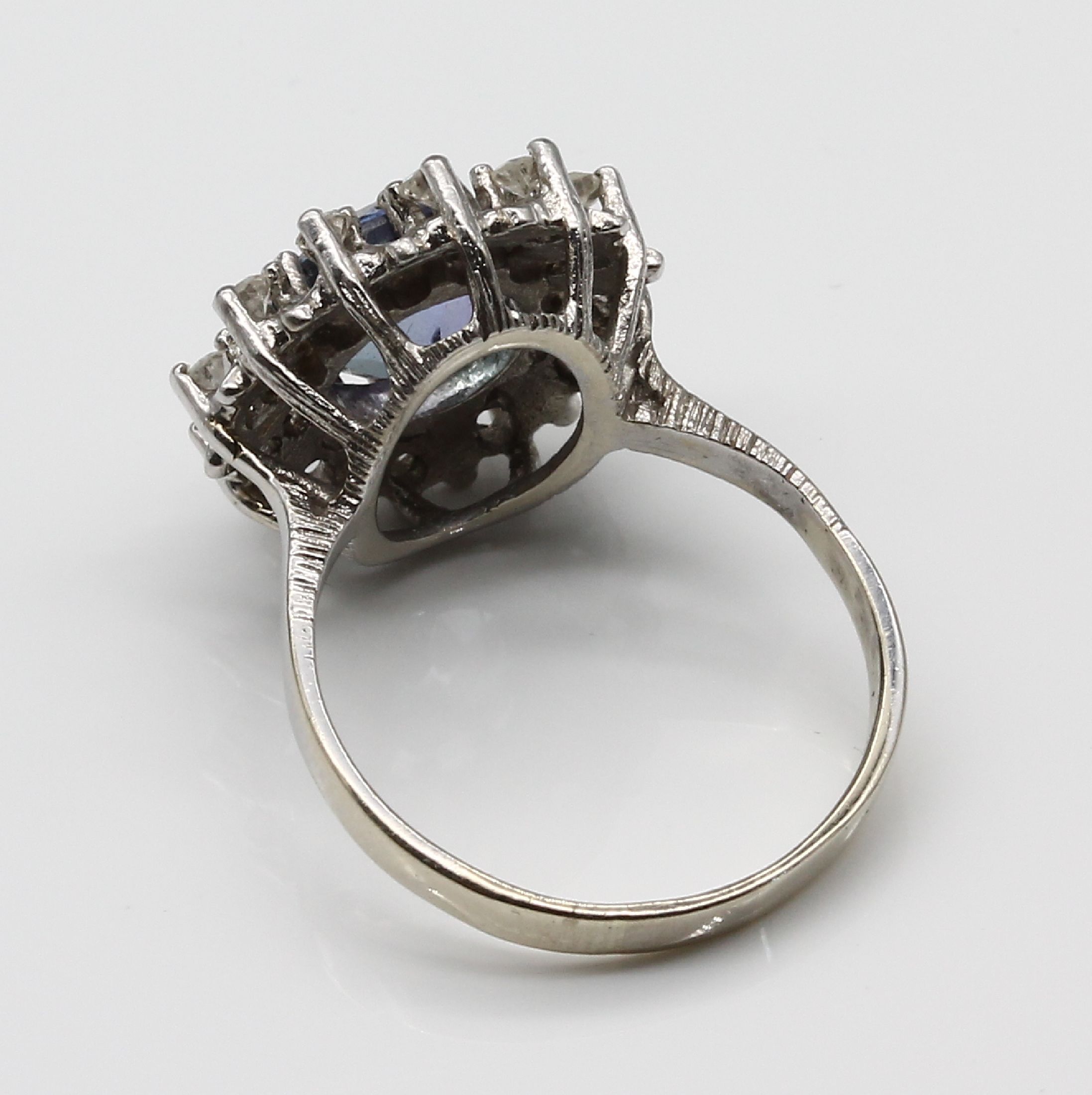 Detail b: 14 kt Gold Tansanit-Diamant-Ring, WG 585/000, rundfacett. Tansanit ca. 1.0 ct, 12 8/8-Diamanten zus. ca. 0.15 ct Weiß/vs-si, RW 53, total ca. 4.3 g