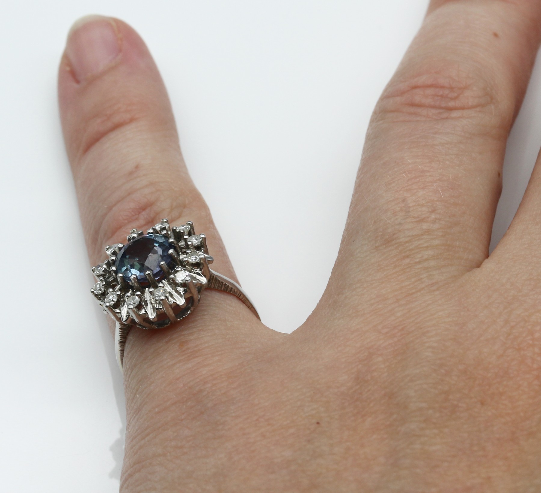 Detail c: 14 kt Gold Tansanit-Diamant-Ring, WG 585/000, rundfacett. Tansanit ca. 1.0 ct, 12 8/8-Diamanten zus. ca. 0.15 ct Weiß/vs-si, RW 53, total ca. 4.3 g