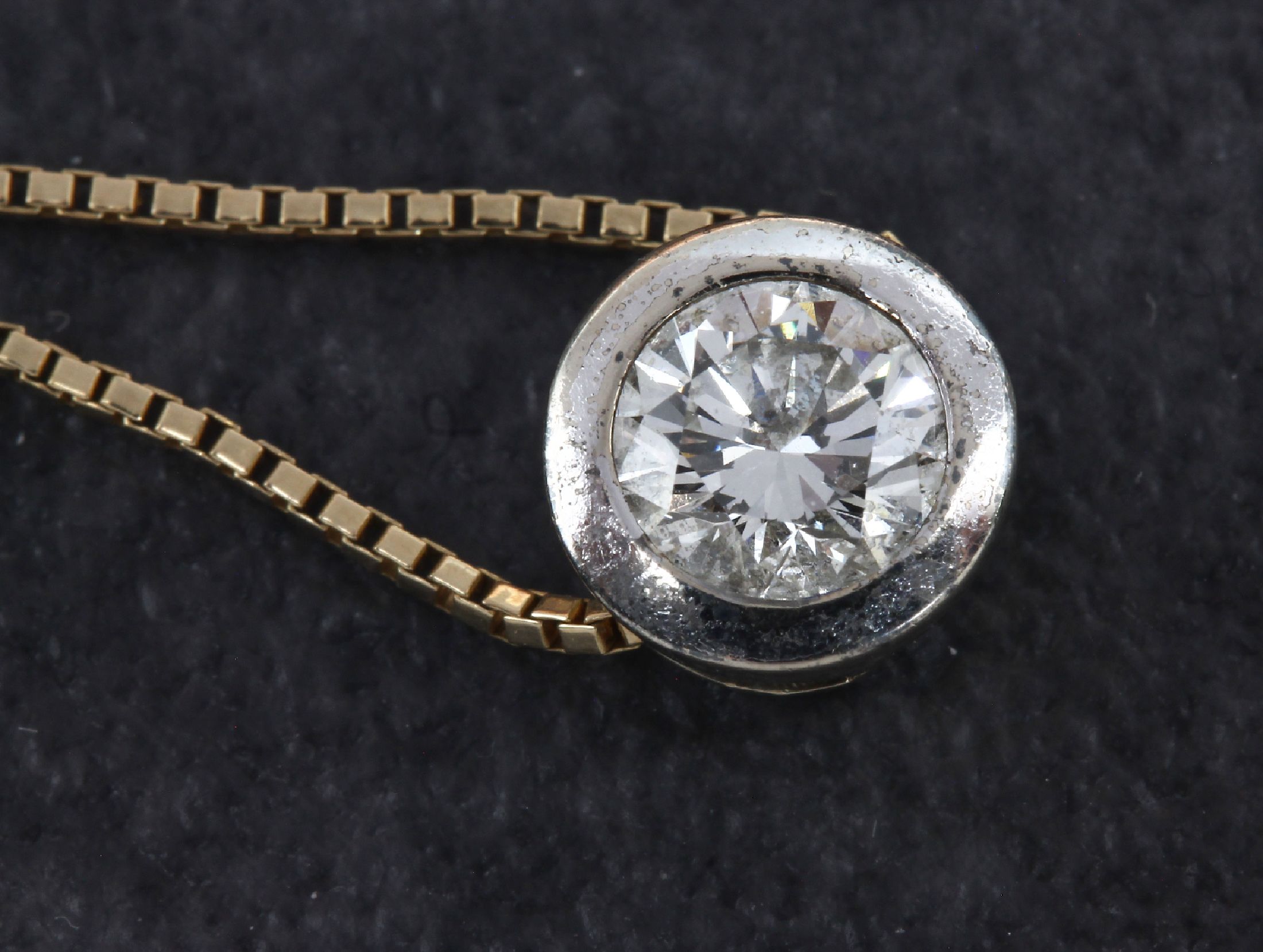 Detail a: 14 kt Gold CHRIST Brillant-Anhänger, GG/WG 585/000, Brillant ca. 0.56 ct Weiß/si, sign. und num., an Kette GG 585/000, L. ca. 42 cm, ...