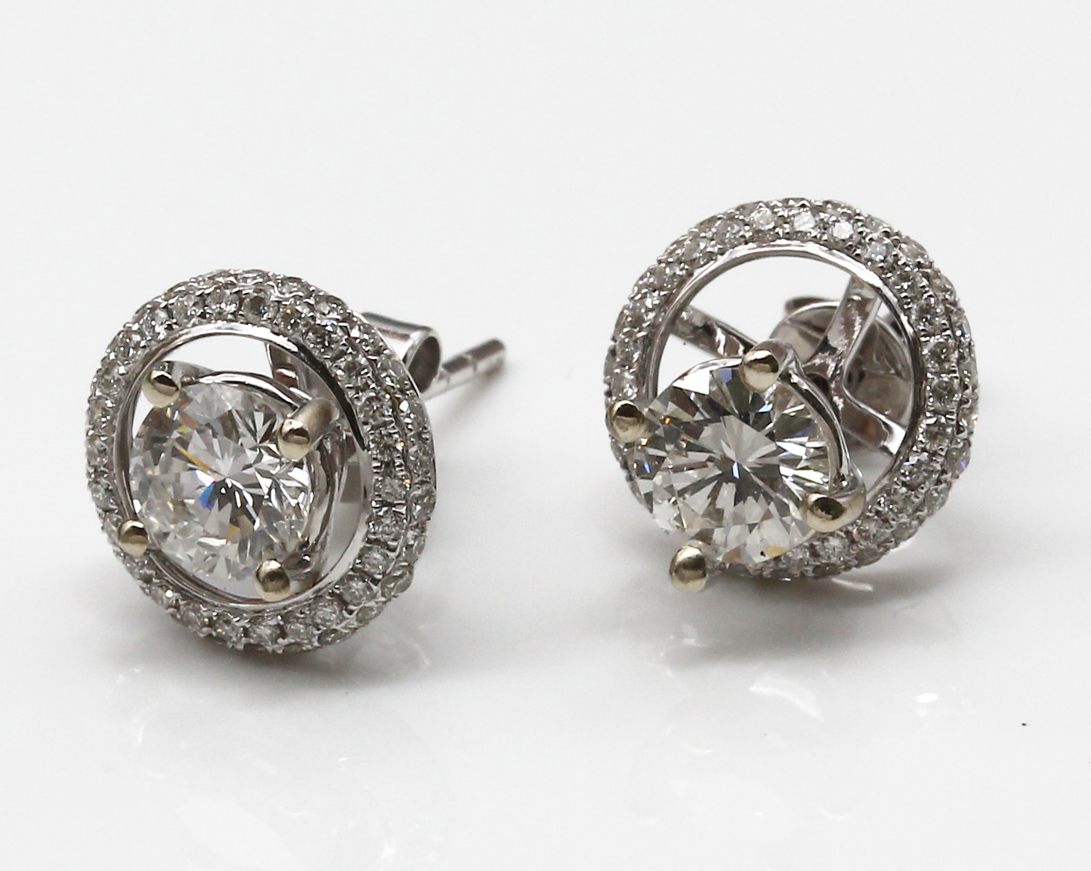Detail a: Paar 18 kt Gold Brillant-Ohrstecker, WG 750/000, 2 Brillanten zus. ca. 1.16 ct feines Weiß/lp-vs, abnehmbarer Kranz mit 104 Brillanten zus. ca. ...
