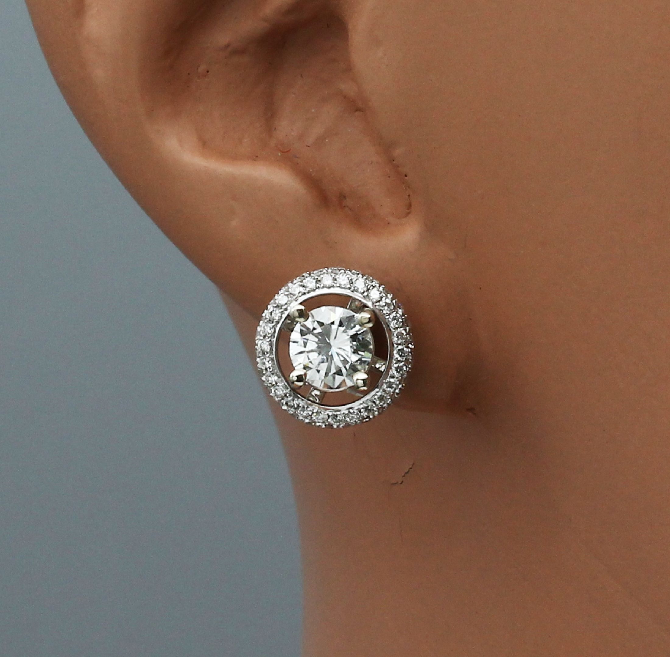 Detail b: Paar 18 kt Gold Brillant-Ohrstecker, WG 750/000, 2 Brillanten zus. ca. 1.16 ct feines Weiß/lp-vs, abnehmbarer Kranz mit 104 Brillanten zus. ca. ...