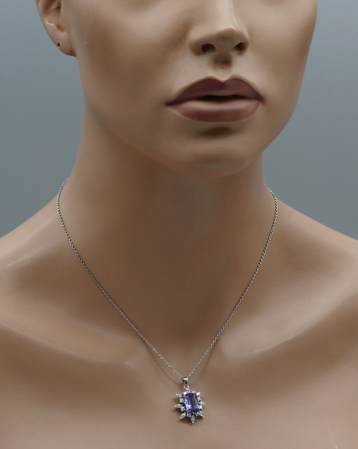 Detail a: 14 kt Gold Tansanit-Diamant-Anhänger, an Kette, WG 585/000 und 590/000, Tansanit im Emerald Cut ca. 3.26 ct, 8 Diamant-Navettes und 8 Brillanten ...