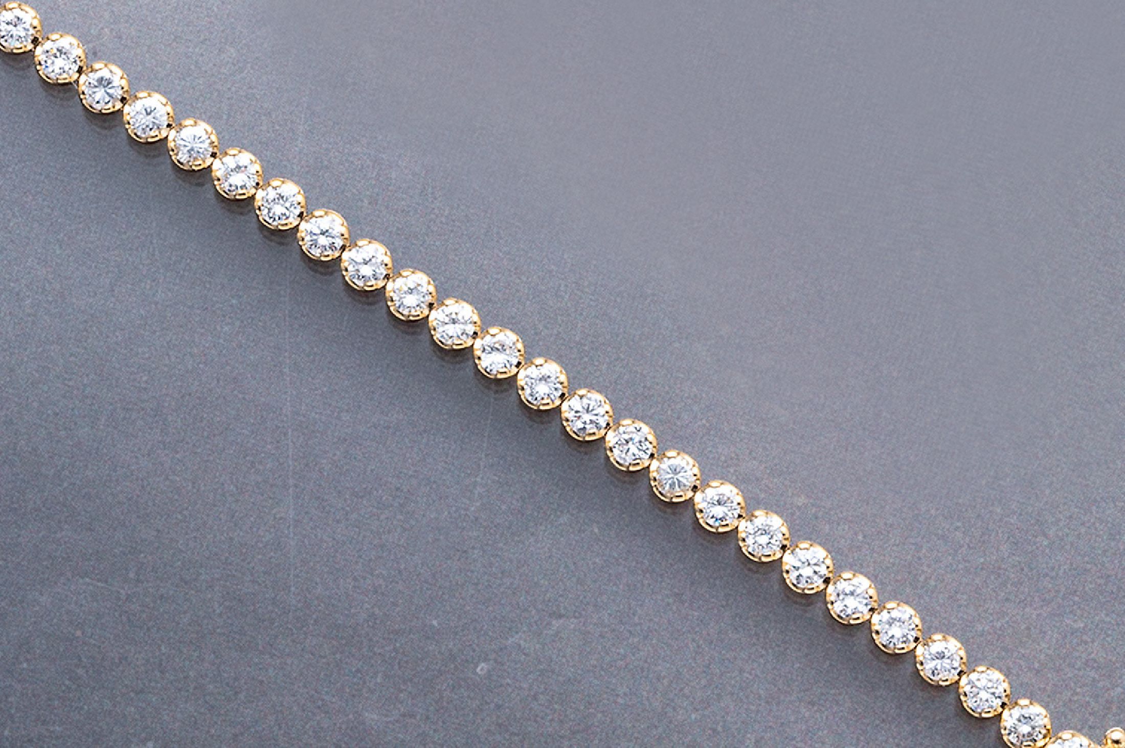 14 kt Gold Brillant-Linienarmband, GG 585/000, Brillanten zus. ca. 3.84 ct feines Weiß-Weiß/lp-si, L. ca. 18.8 cm, Kastenschloß mit ...
