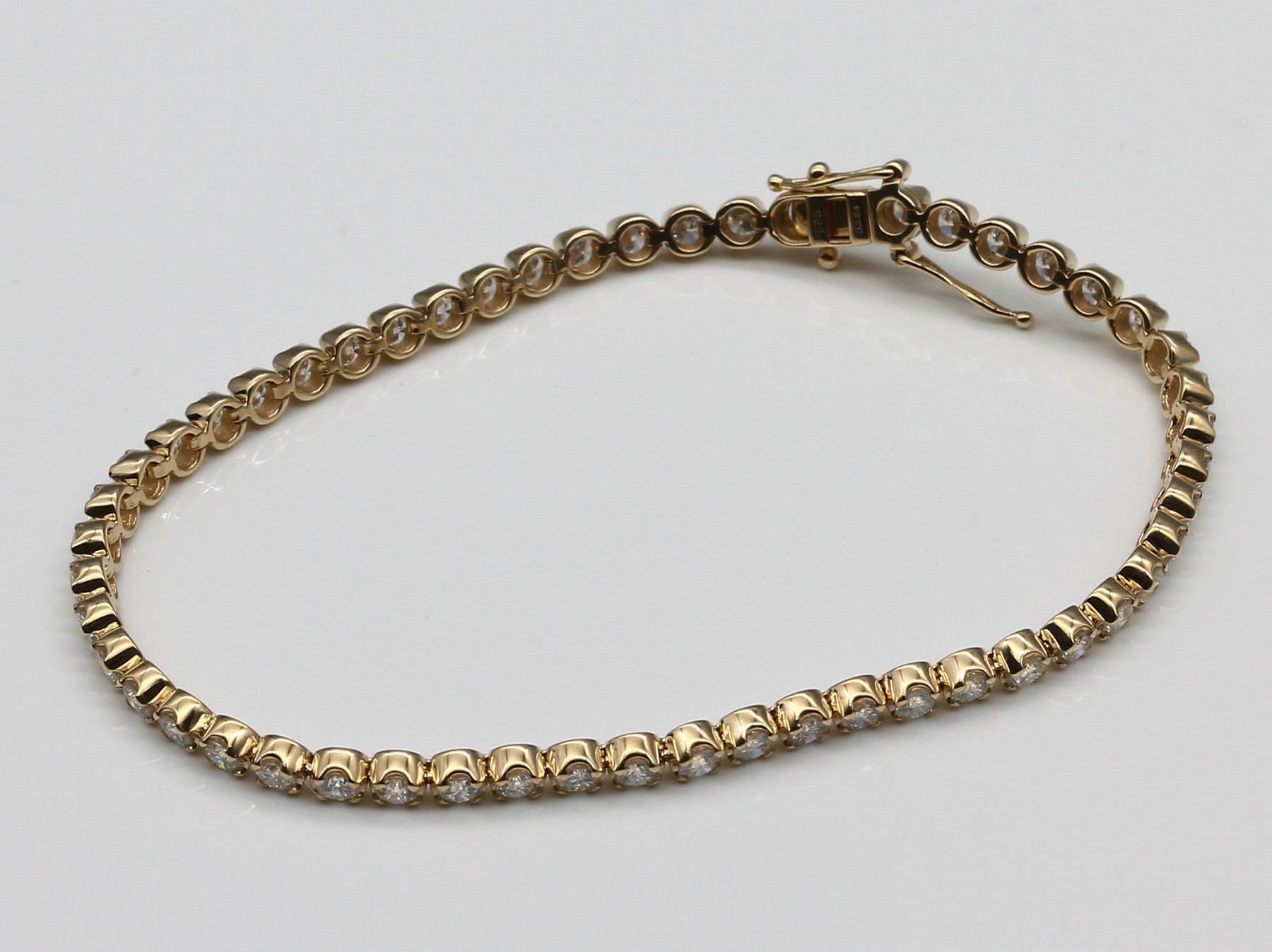 Detail a: 14 kt Gold Brillant-Linienarmband, GG 585/000, Brillanten zus. ca. 3.84 ct feines Weiß-Weiß/lp-si, L. ca. 18.8 cm, Kastenschloß mit ...