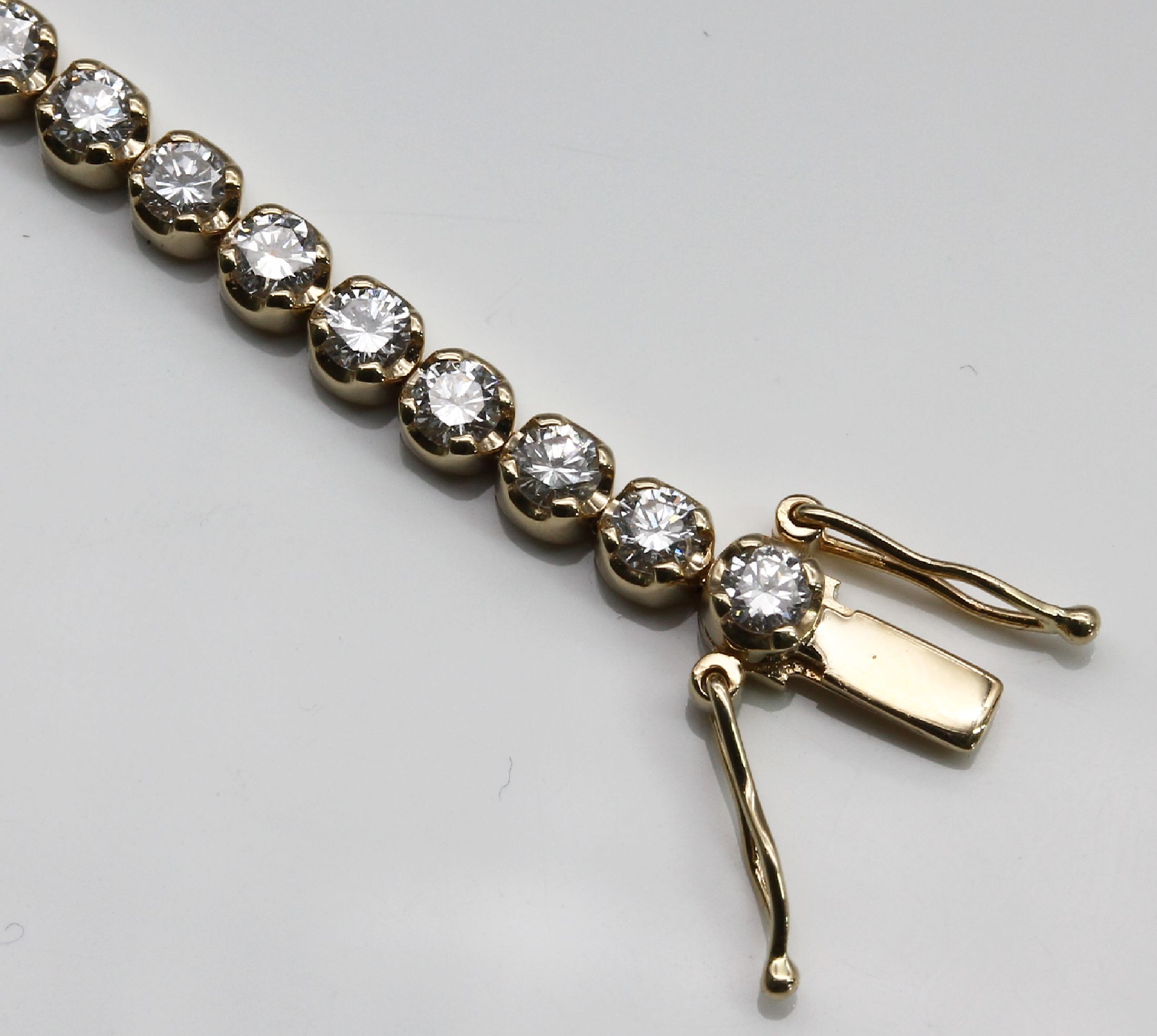 Detail b: 14 kt Gold Brillant-Linienarmband, GG 585/000, Brillanten zus. ca. 3.84 ct feines Weiß-Weiß/lp-si, L. ca. 18.8 cm, Kastenschloß mit ...