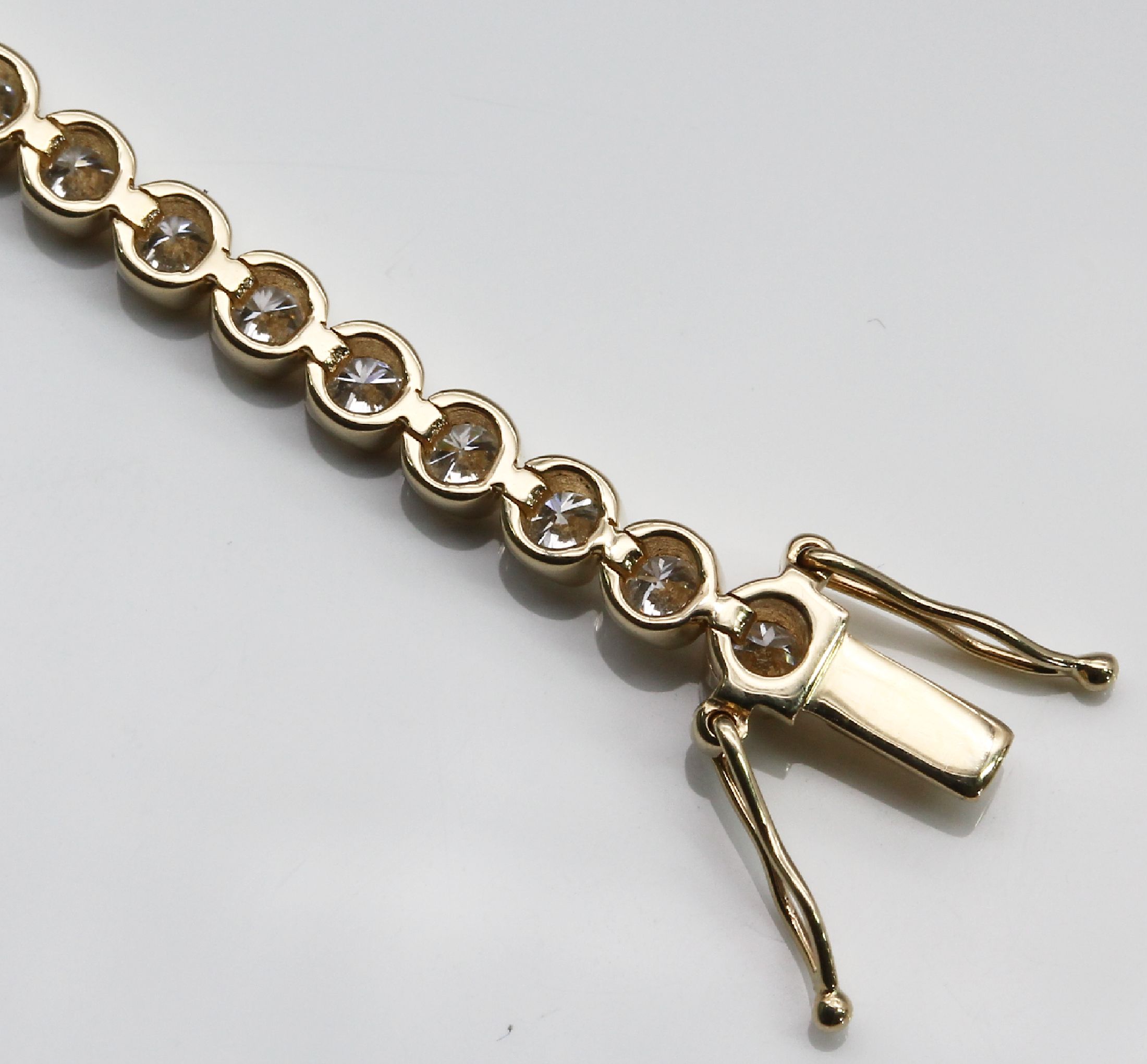 Detail c: 14 kt Gold Brillant-Linienarmband, GG 585/000, Brillanten zus. ca. 3.84 ct feines Weiß-Weiß/lp-si, L. ca. 18.8 cm, Kastenschloß mit ...