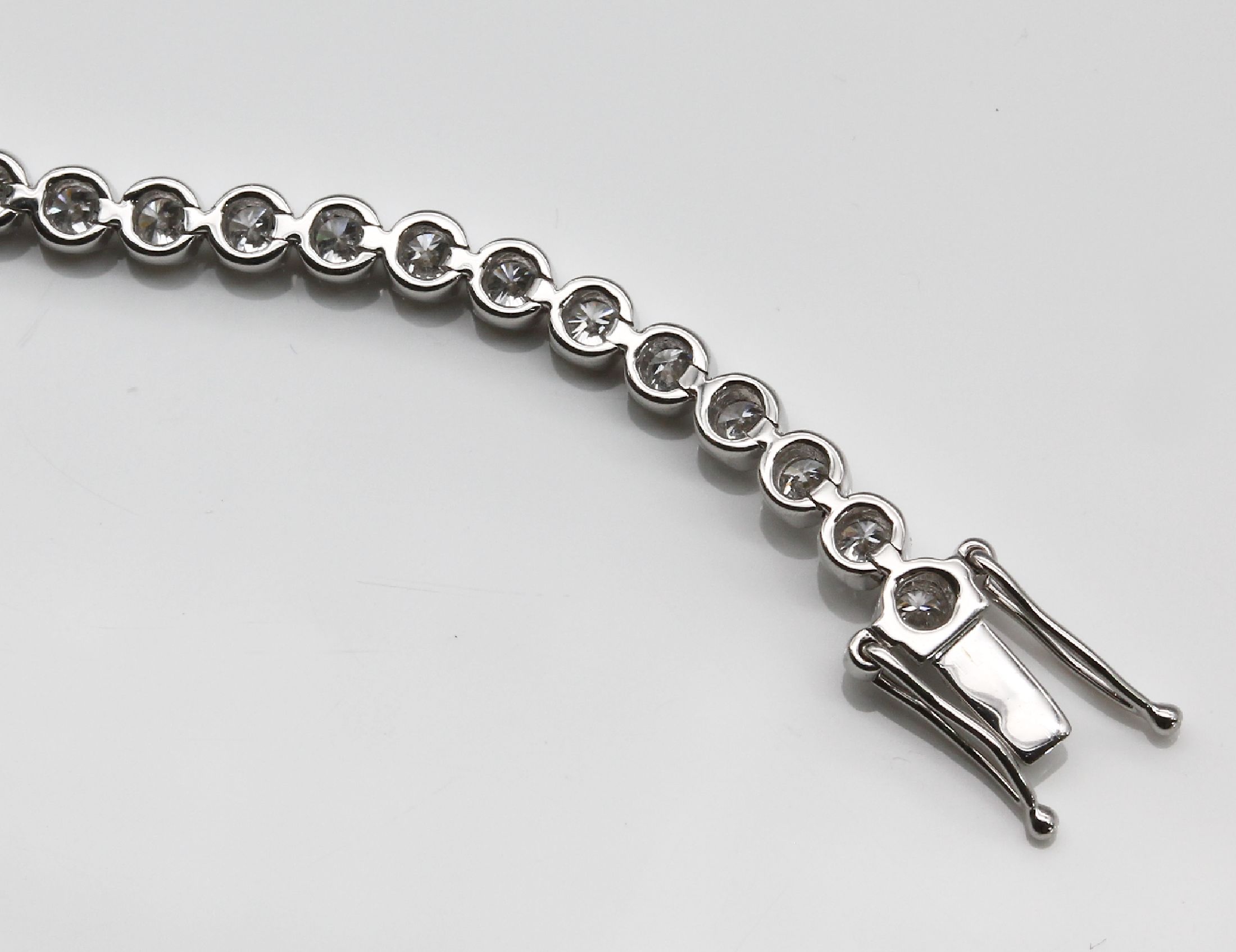 Detail b: 14 kt Gold Brillant-Linienarmband, WG 585/000, Brillanten zus. ca. 3.16 ct feines Weiß-Weiß/lp-si, L. ca. 18.8 cm, Kastenschloß mit ...