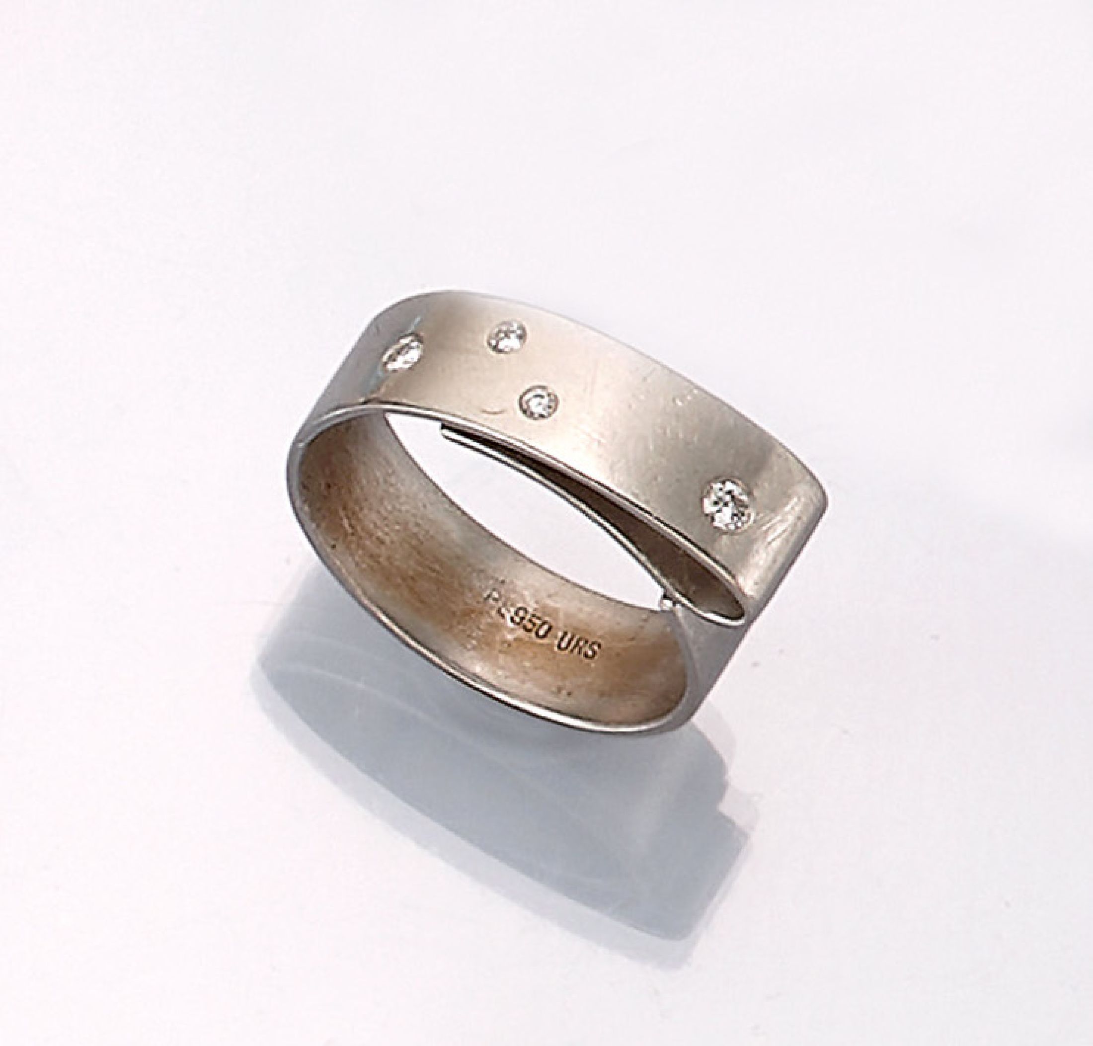 Platin Brillant-Designerring, Platin 950/000, 4 Brillanten zus. ca. 0.12 ct feines Weiß/lp-vs, Unikat, Meistermarke unged., RW 53, total ca. 8.3 g
