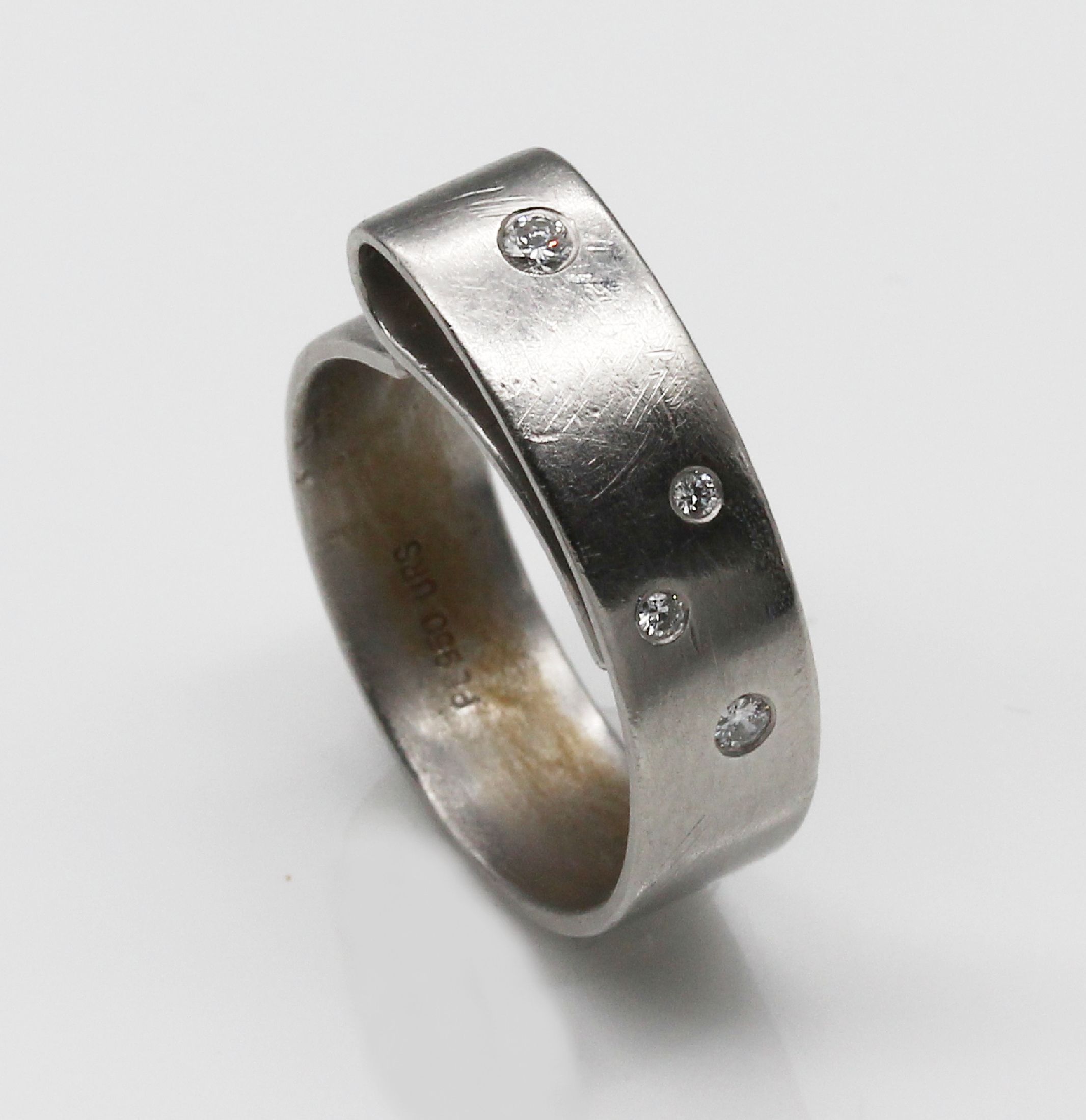 Detail a: Platin Brillant-Designerring, Platin 950/000, 4 Brillanten zus. ca. 0.12 ct feines Weiß/lp-vs, Unikat, Meistermarke unged., RW 53, total ca. 8.3 g