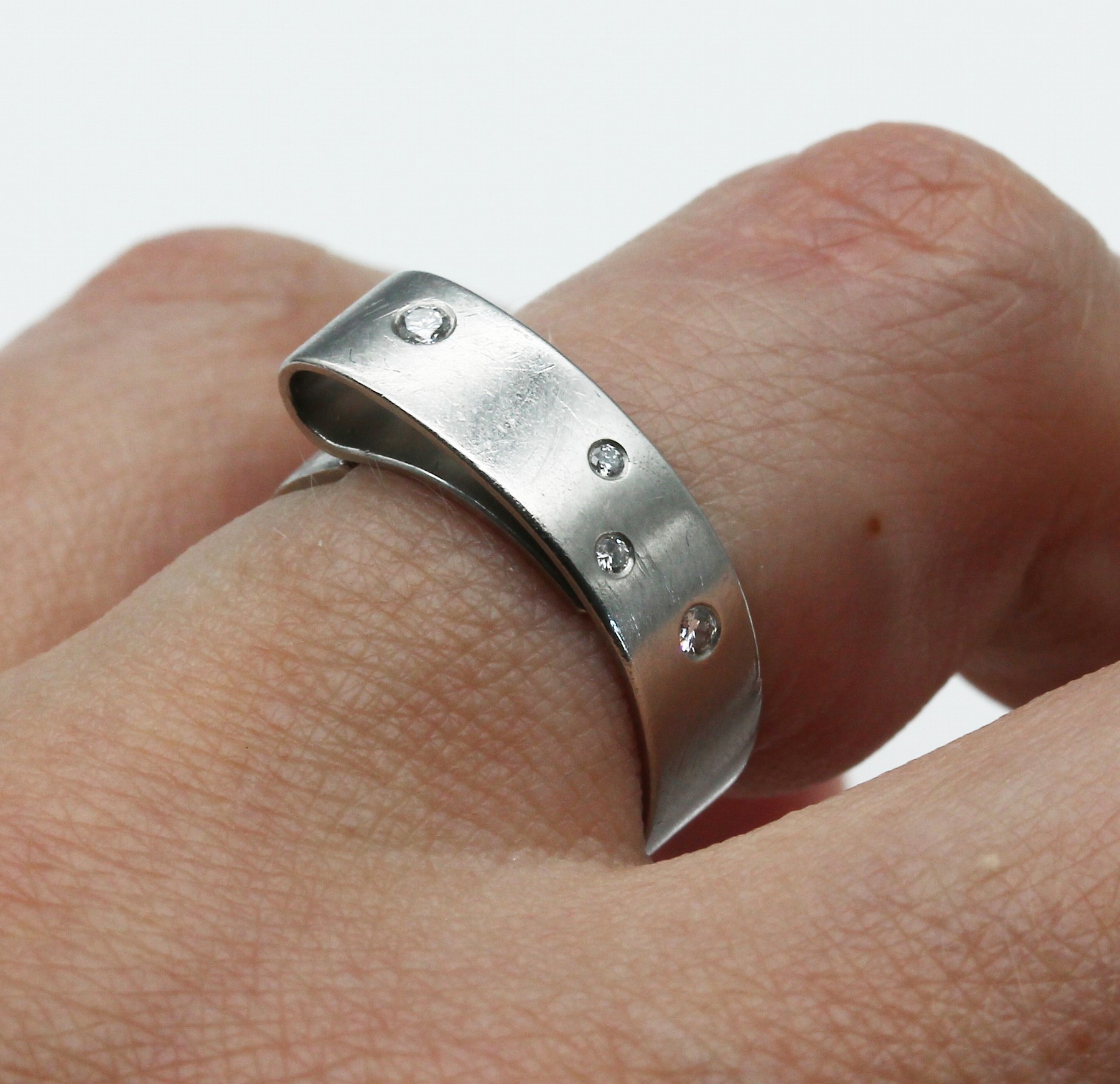 Detail b: Platin Brillant-Designerring, Platin 950/000, 4 Brillanten zus. ca. 0.12 ct feines Weiß/lp-vs, Unikat, Meistermarke unged., RW 53, total ca. 8.3 g