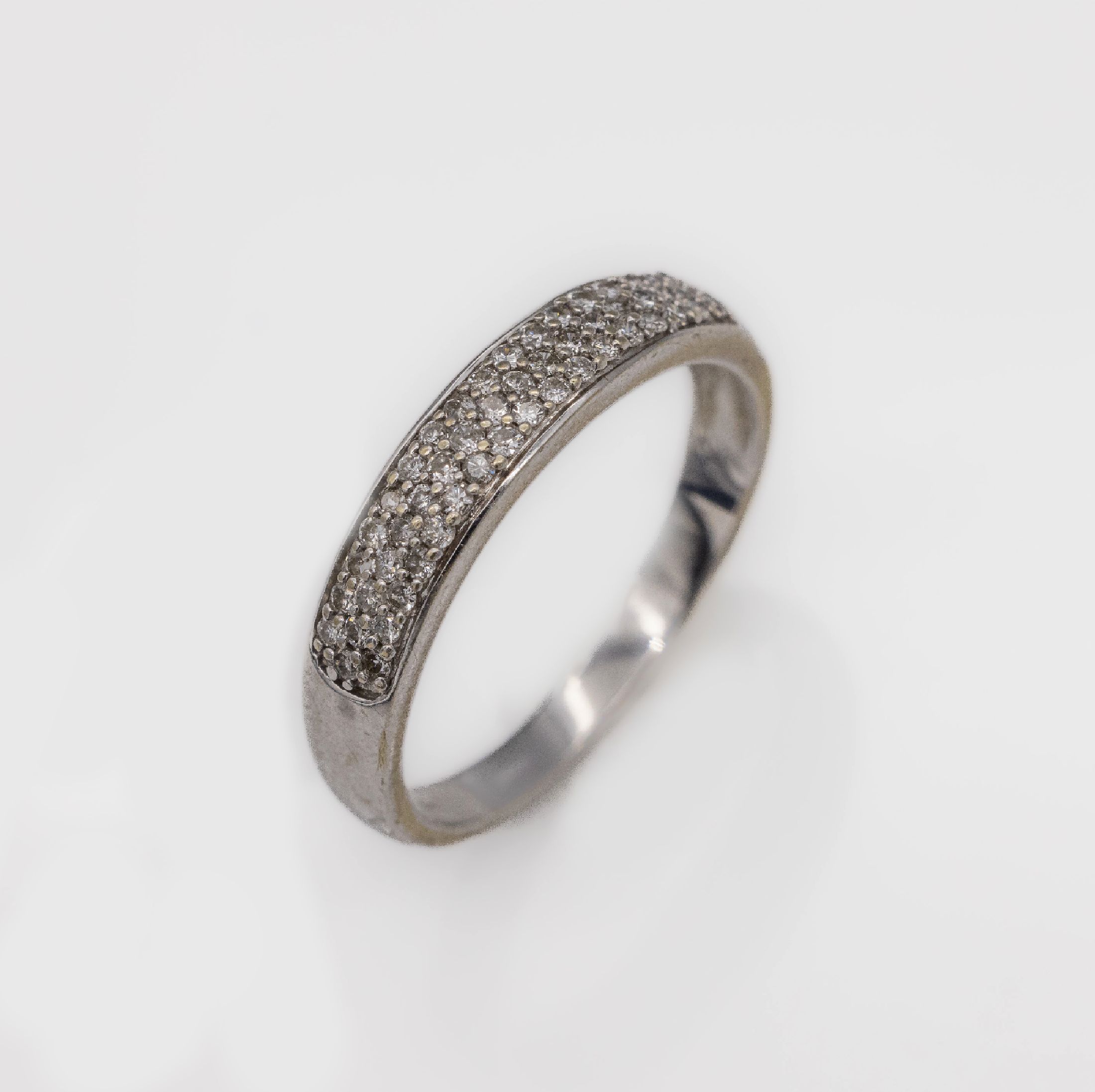 14 kt Gold Brillant-Ring, WG 585/000, Brillanten zus. ca. 0.60 ct Weiß/vs-si, RW 57,total ca. 2.8 g