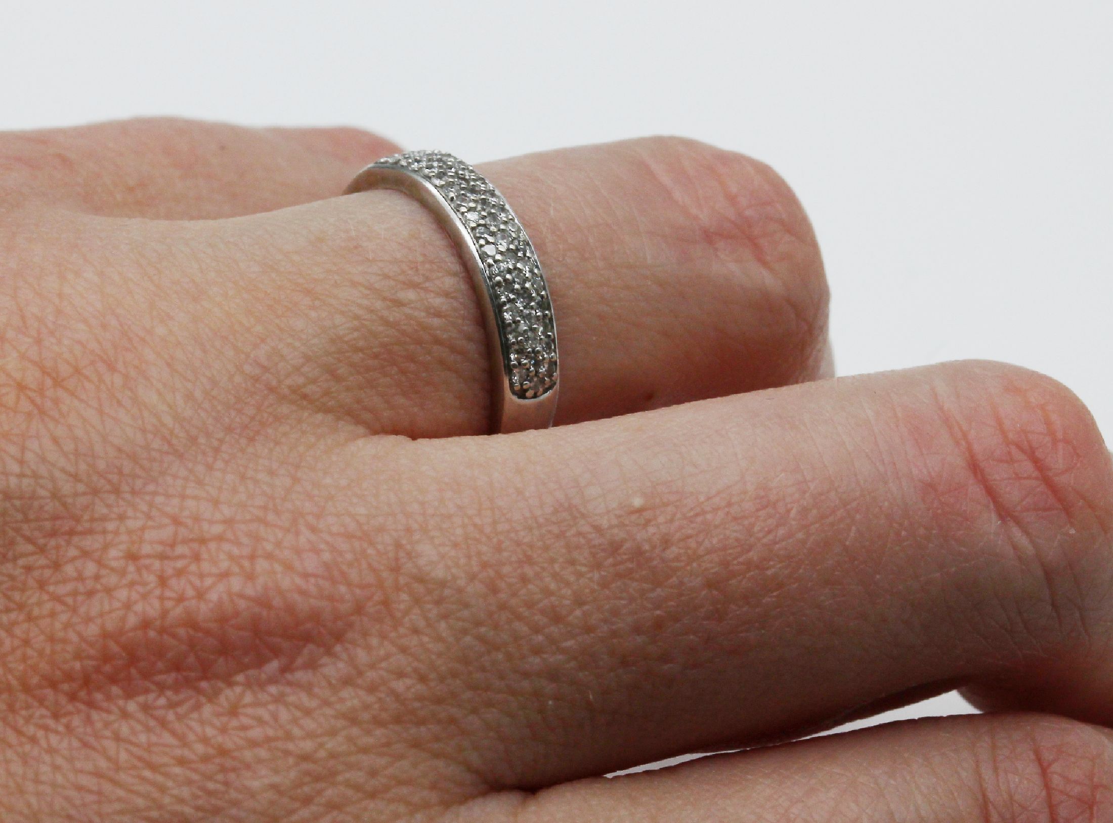 Detail a: 14 kt Gold Brillant-Ring, WG 585/000, Brillanten zus. ca. 0.60 ct Weiß/vs-si, RW 57,total ca. 2.8 g