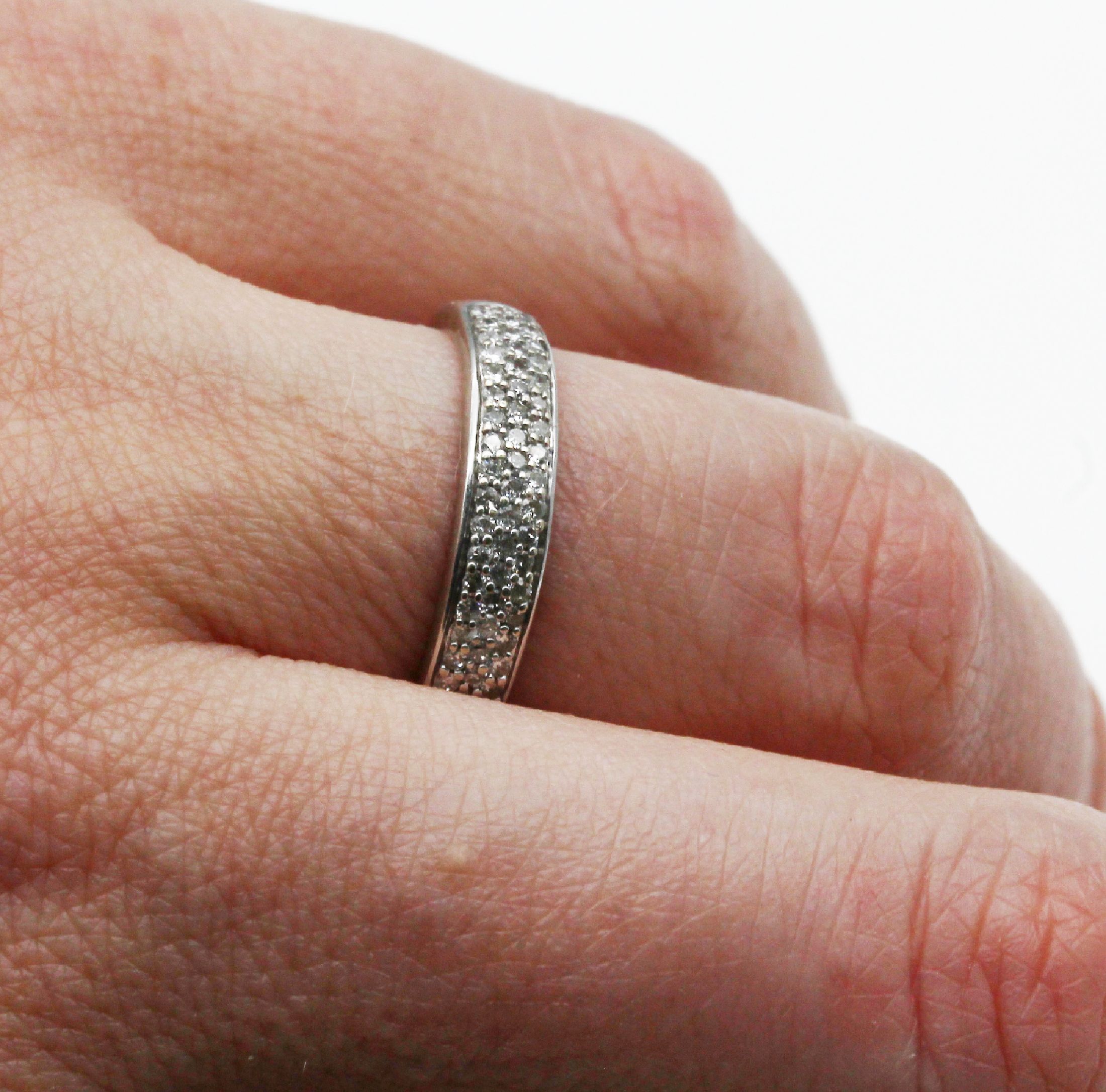 Detail b: 14 kt Gold Brillant-Ring, WG 585/000, Brillanten zus. ca. 0.60 ct Weiß/vs-si, RW 57,total ca. 2.8 g