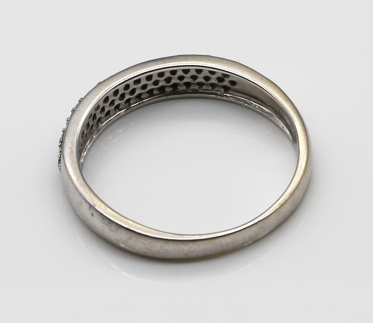 Detail c: 14 kt Gold Brillant-Ring, WG 585/000, Brillanten zus. ca. 0.60 ct Weiß/vs-si, RW 57,total ca. 2.8 g