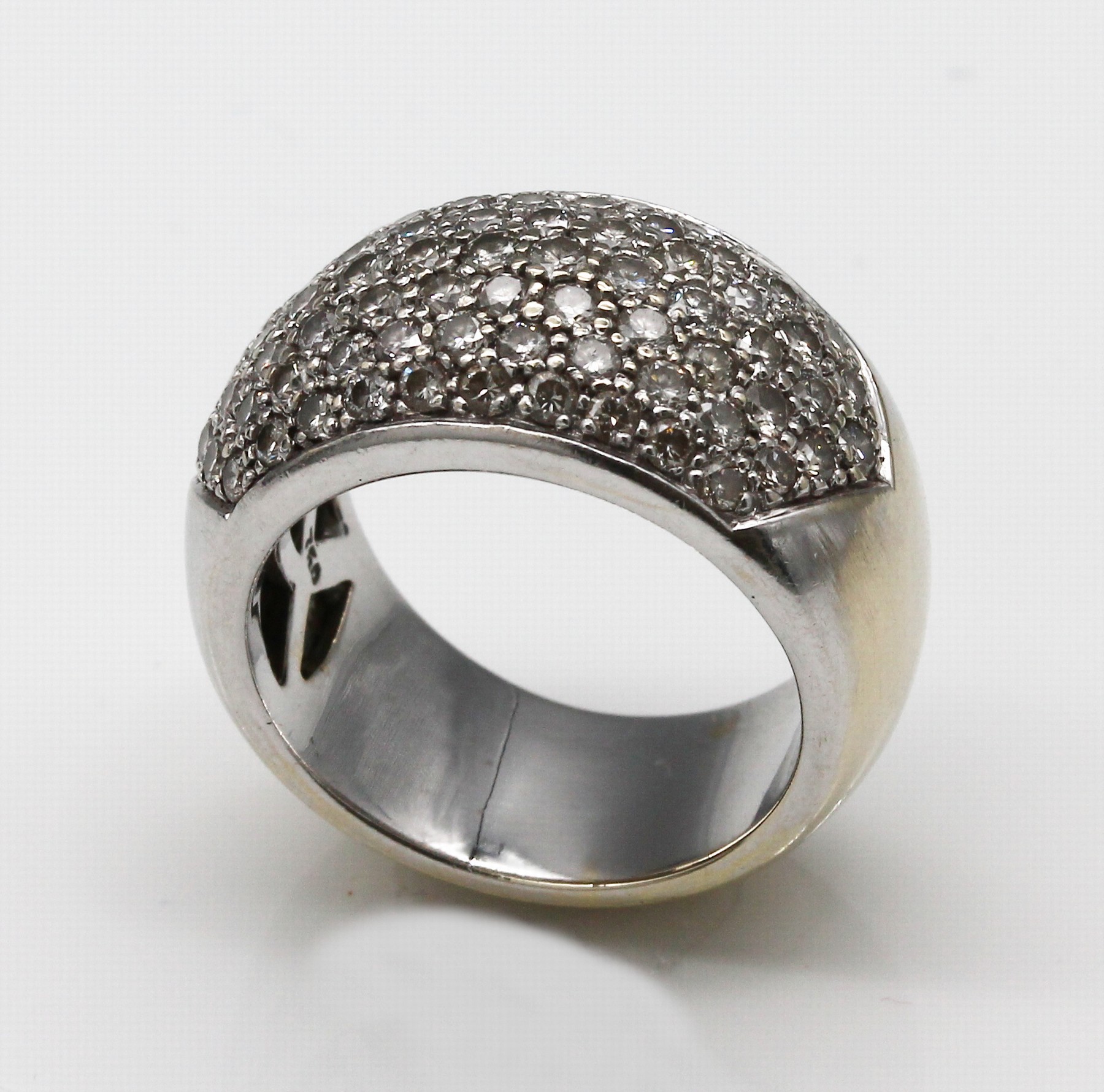 Detail a: 18 kt Gold Brillant-Ring, WG 750/000, massive Ausführung, Brillanten zus. ca. 4.0 ctfeines Weiß-Weiß/lp-vs, total ca. 18.9 g, RW 56