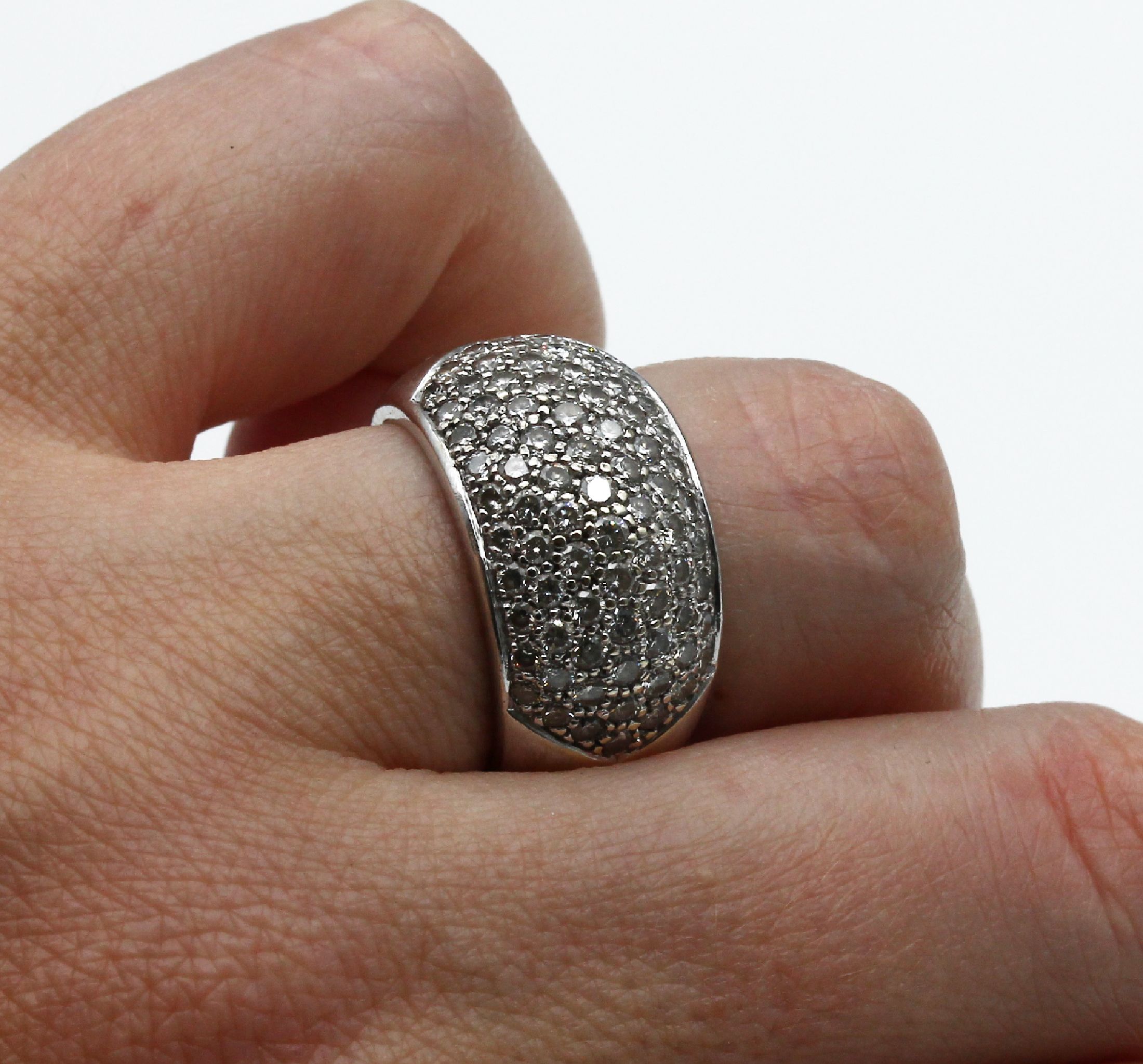 Detail c: 18 kt Gold Brillant-Ring, WG 750/000, massive Ausführung, Brillanten zus. ca. 4.0 ctfeines Weiß-Weiß/lp-vs, total ca. 18.9 g, RW 56