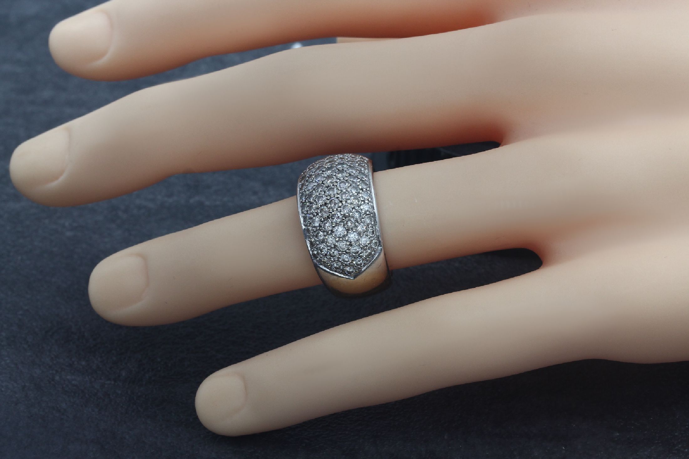Detail d: 18 kt Gold Brillant-Ring, WG 750/000, massive Ausführung, Brillanten zus. ca. 4.0 ctfeines Weiß-Weiß/lp-vs, total ca. 18.9 g, RW 56