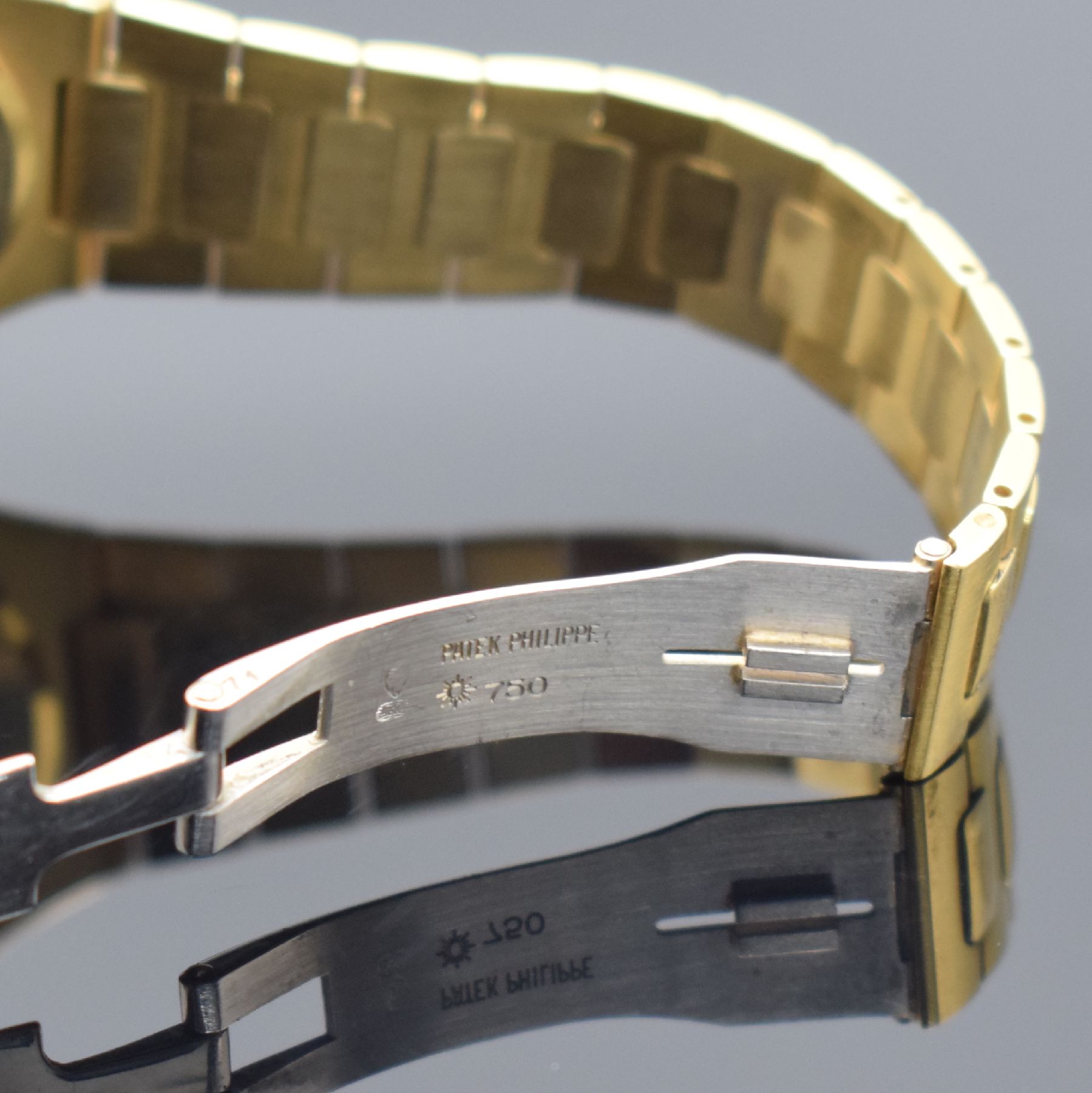 Detail d: PATEK PHILIPPE Nautilus feine und seltene Mediumarmbanduhr in GG 750/000 Ref. 3900/1, Design von Gerald Genta, quarz, 2-tlg. Gehäuse seitlich über ...