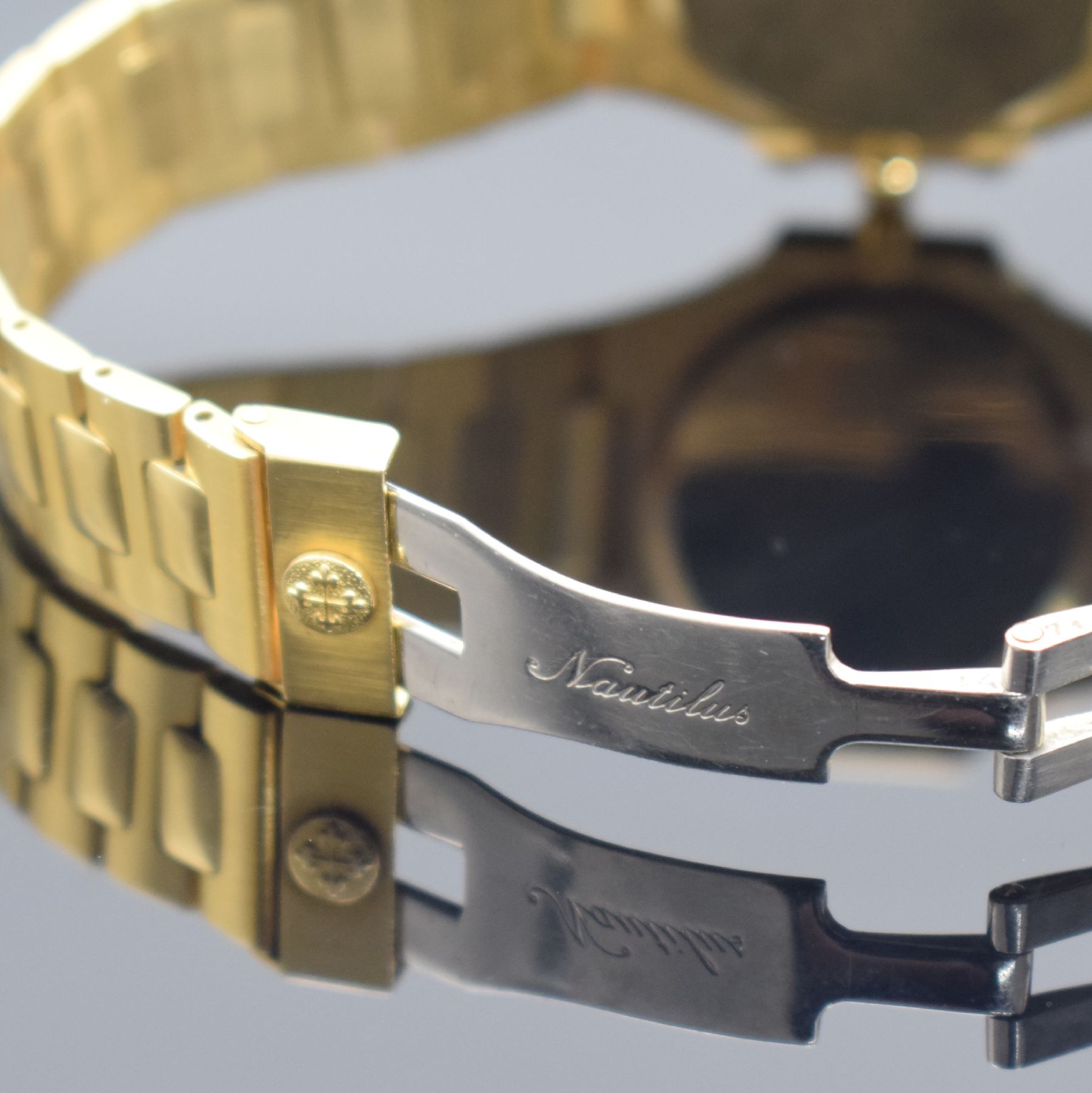 Detail e: PATEK PHILIPPE Nautilus feine und seltene Mediumarmbanduhr in GG 750/000 Ref. 3900/1, Design von Gerald Genta, quarz, 2-tlg. Gehäuse seitlich über ...