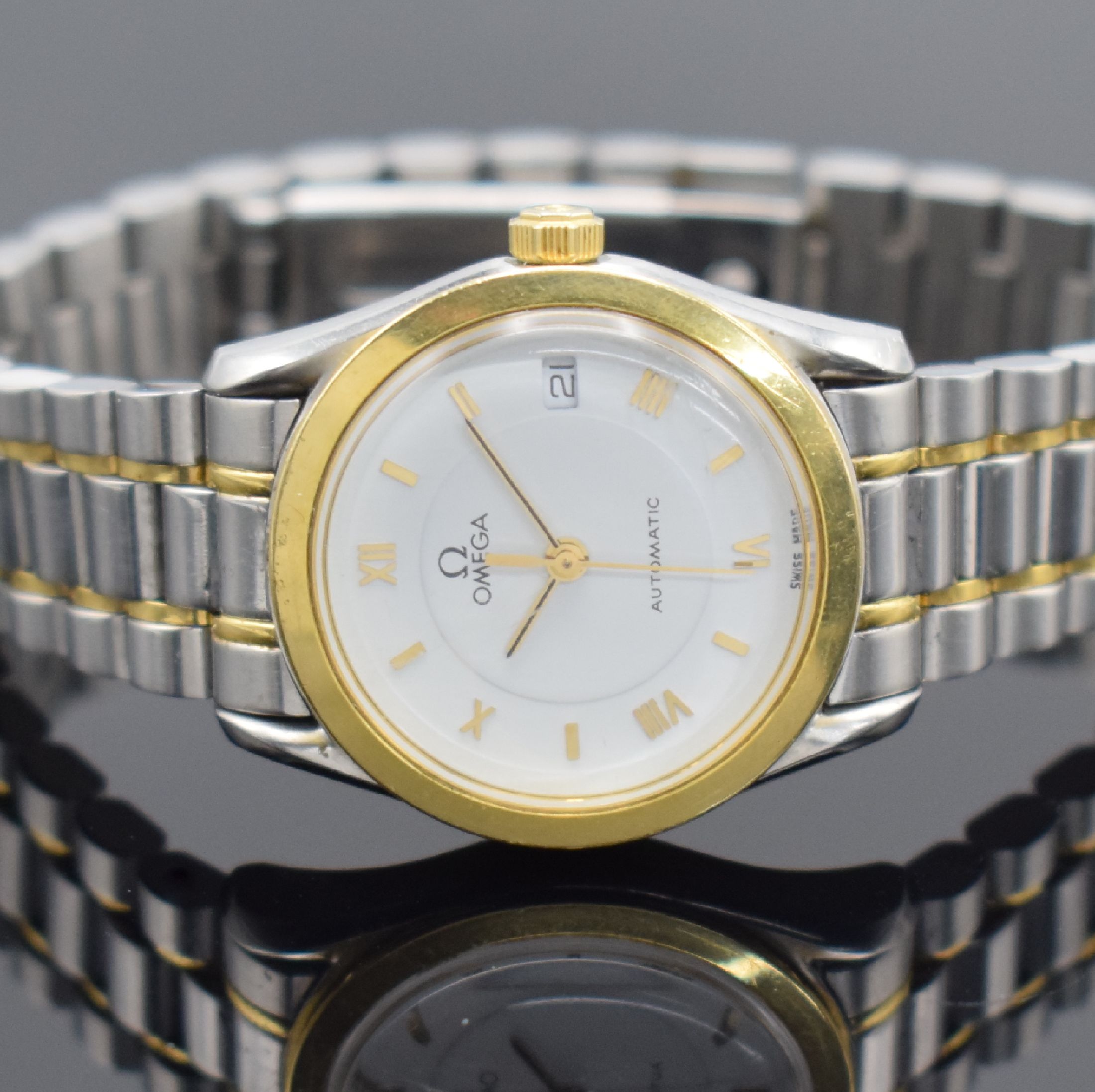 Detail b: OMEGA Classic Damenarmbanduhr in Stahl/Gold, Schweiz um 1990, Automatik, Ref. 566 0285, Boden aufgedr., orig. Gliederband m. Faltschl., weißes ...