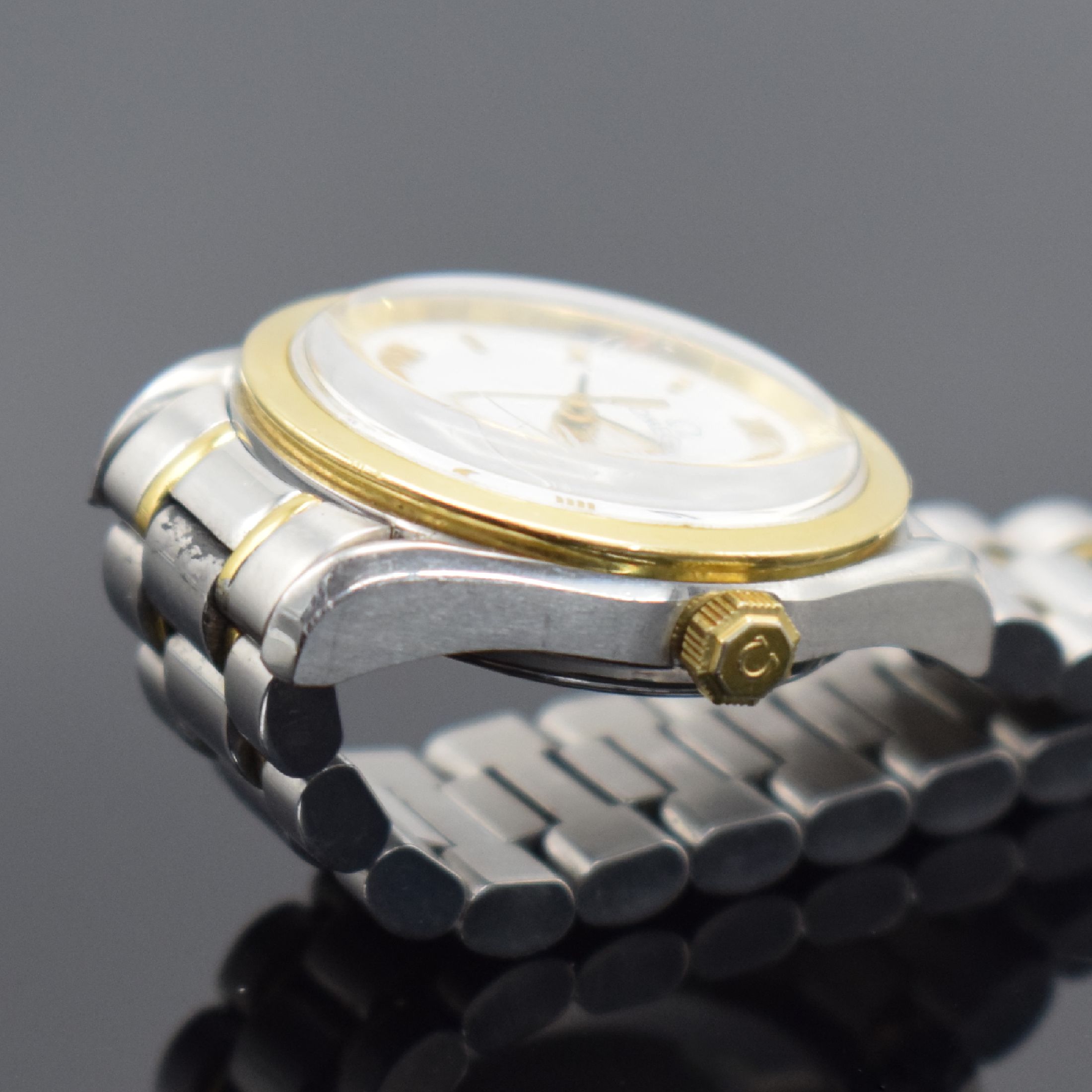 Detail d: OMEGA Classic Damenarmbanduhr in Stahl/Gold, Schweiz um 1990, Automatik, Ref. 566 0285, Boden aufgedr., orig. Gliederband m. Faltschl., weißes ...