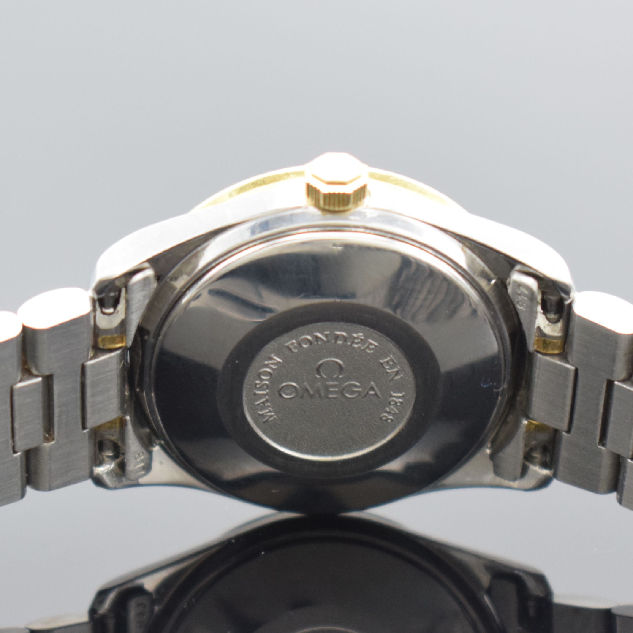Detail e: OMEGA Classic Damenarmbanduhr in Stahl/Gold, Schweiz um 1990, Automatik, Ref. 566 0285, Boden aufgedr., orig. Gliederband m. Faltschl., weißes ...