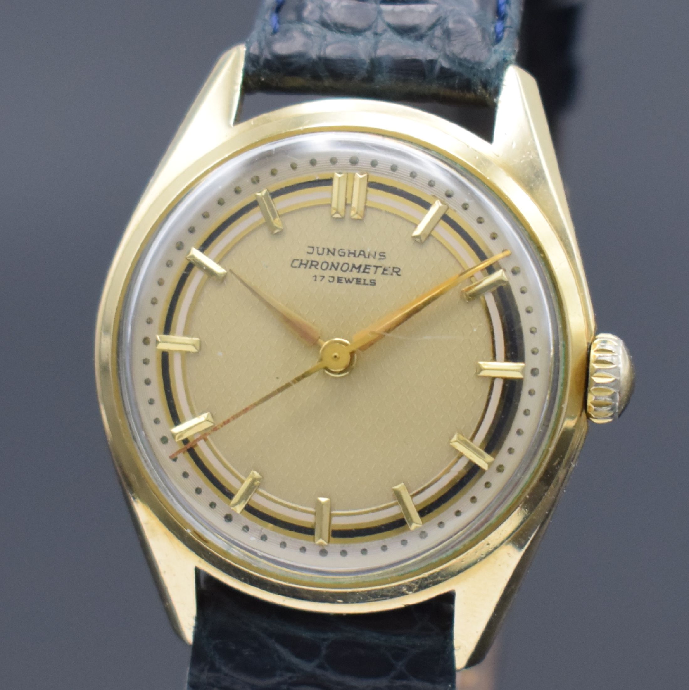 Detail a: JUNGHANS Chronometer vergoldete Herrenarmbanduhr, Deutschland um 1960, Handaufzug, verschr. Stahlboden, silb. guill. Duoton-Zifferbl. pat., gold. ...