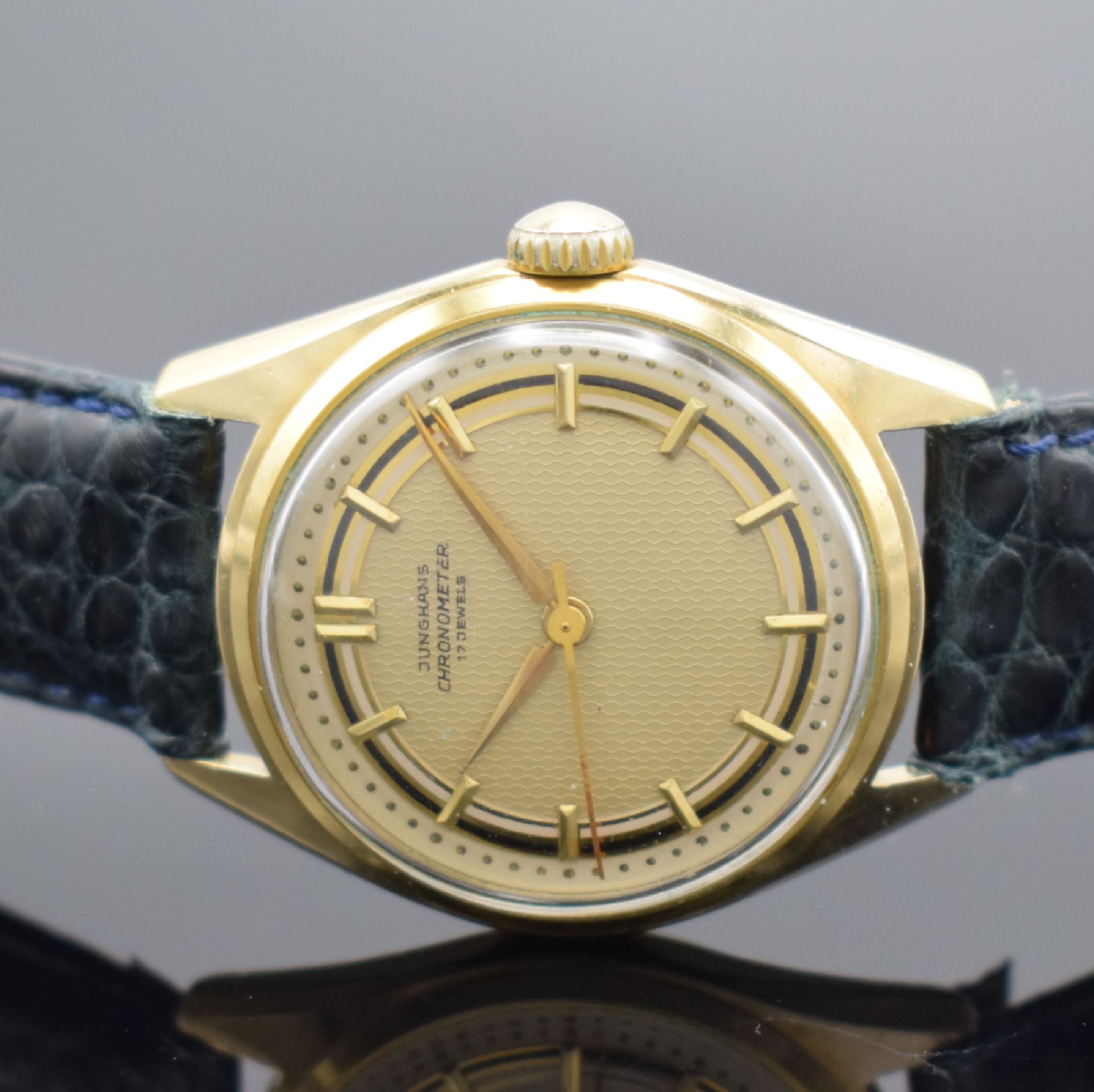 Detail b: JUNGHANS Chronometer vergoldete Herrenarmbanduhr, Deutschland um 1960, Handaufzug, verschr. Stahlboden, silb. guill. Duoton-Zifferbl. pat., gold. ...