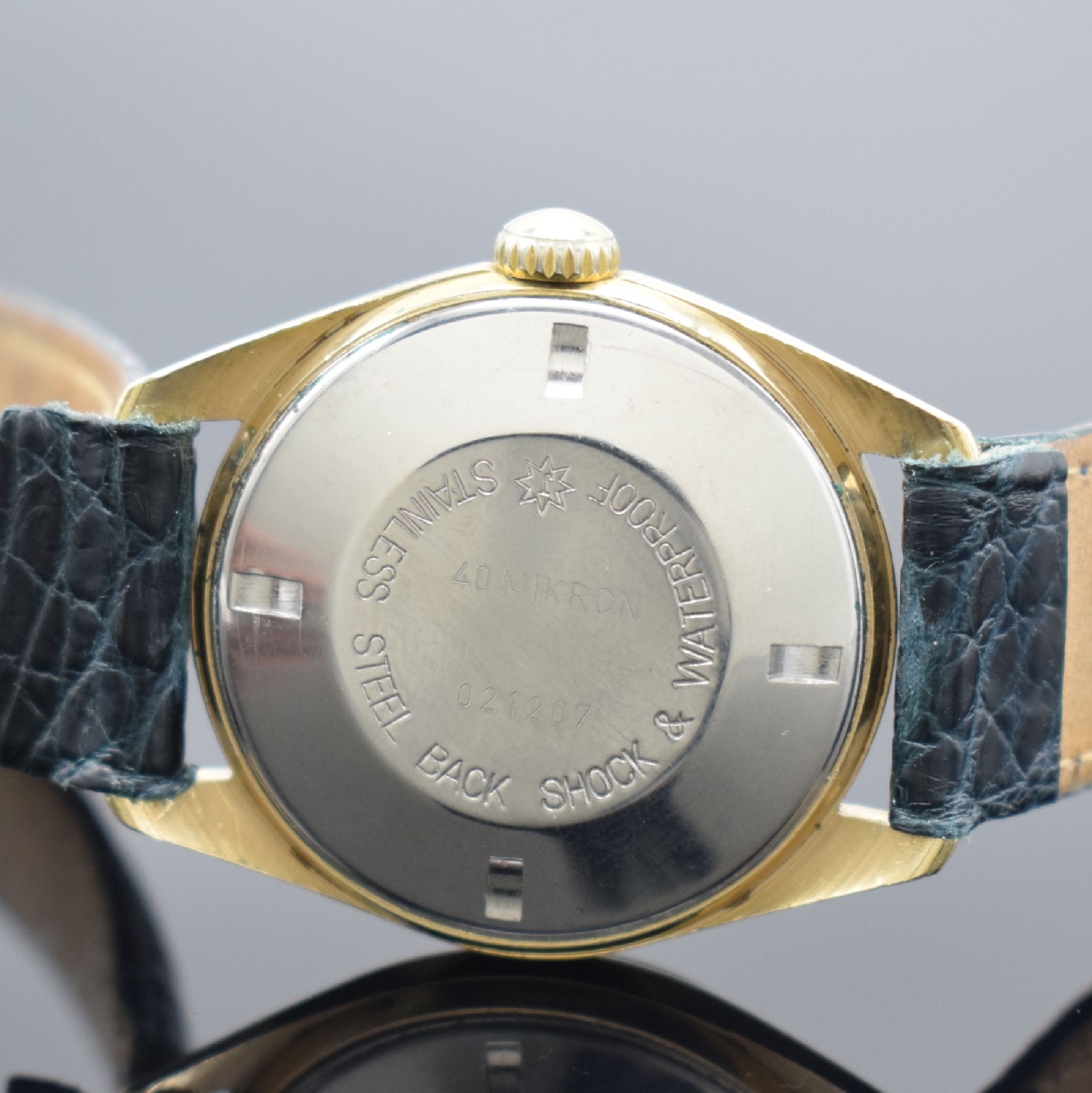 Detail c: JUNGHANS Chronometer vergoldete Herrenarmbanduhr, Deutschland um 1960, Handaufzug, verschr. Stahlboden, silb. guill. Duoton-Zifferbl. pat., gold. ...