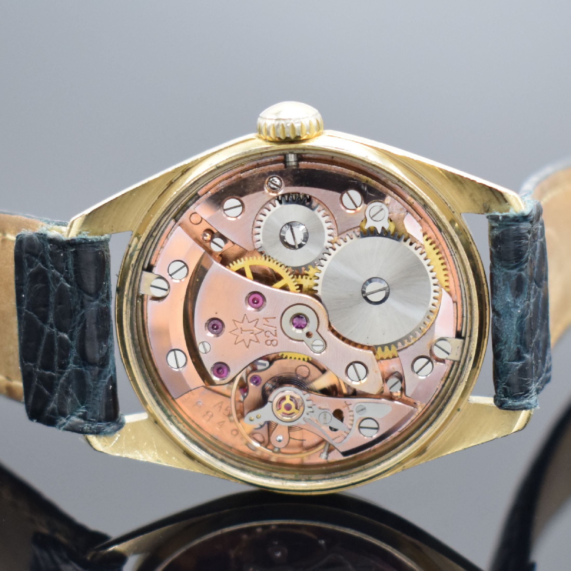 Detail d: JUNGHANS Chronometer vergoldete Herrenarmbanduhr, Deutschland um 1960, Handaufzug, verschr. Stahlboden, silb. guill. Duoton-Zifferbl. pat., gold. ...