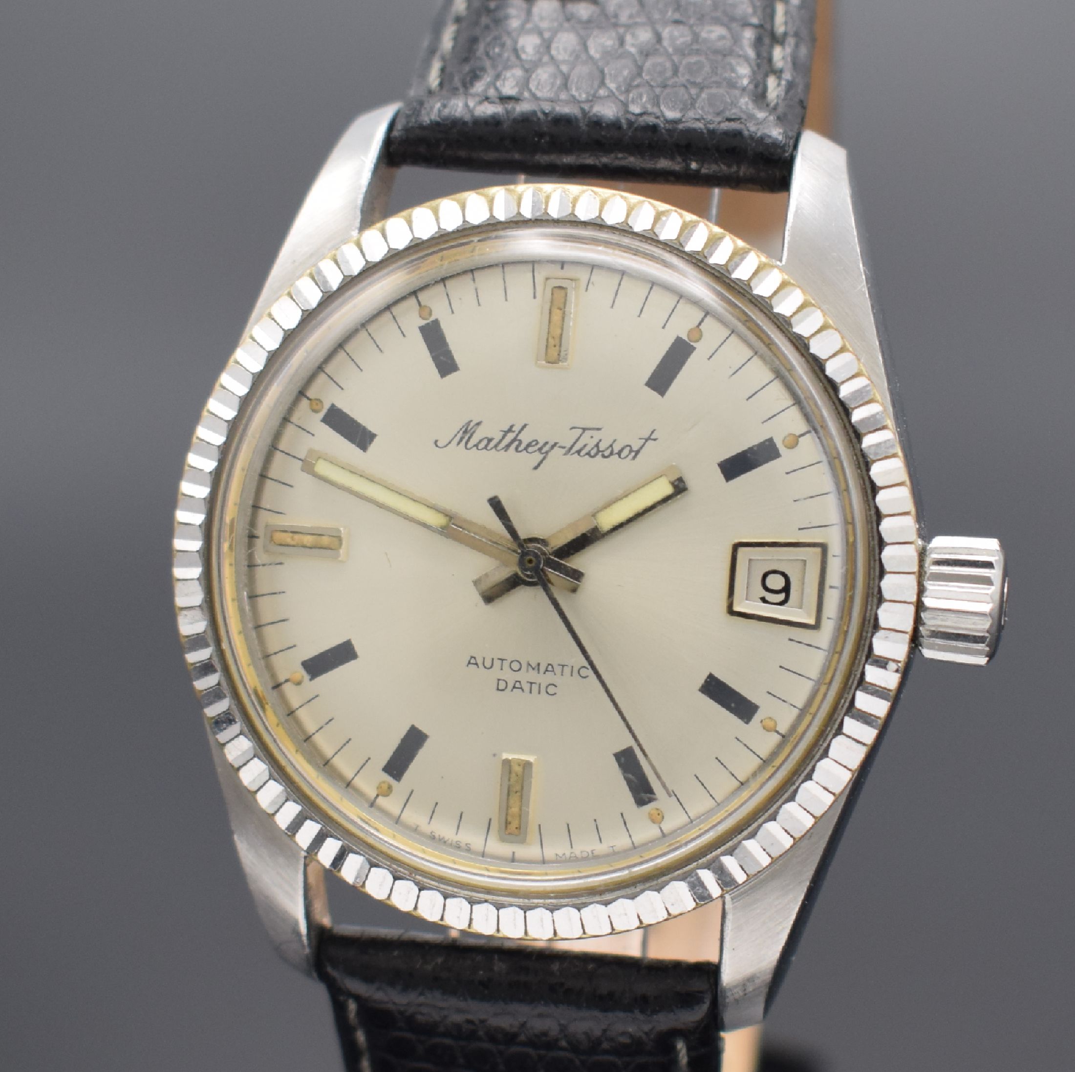 Detail a: MATHEY-TISSOT Datic Herrenarmbanduhr in Stahl, Schweiz um 1965, Automatik, Boden & Krone verschr., rhod. Riffel-Lünette, silb. Tritium-Zifferbl. m. ...